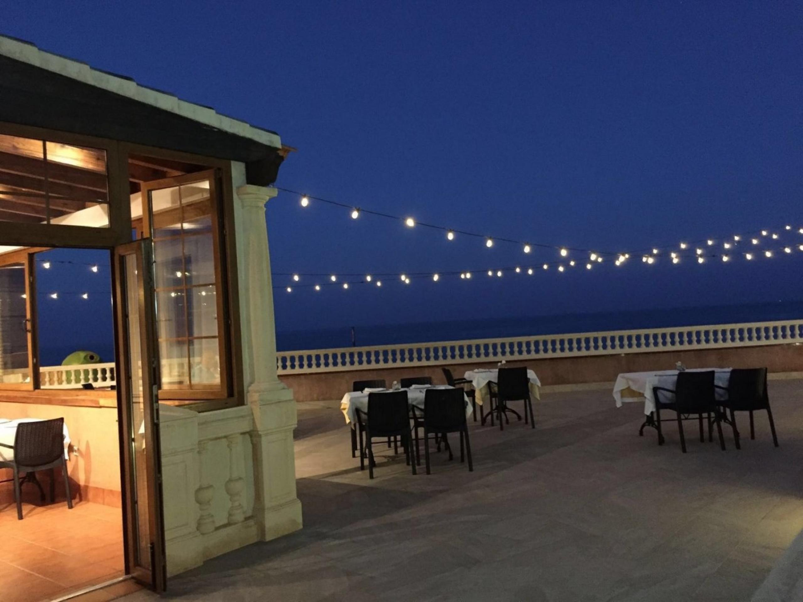 Restaurante Alto debout. Vues panoramiques sur la mer. Torre del moro.