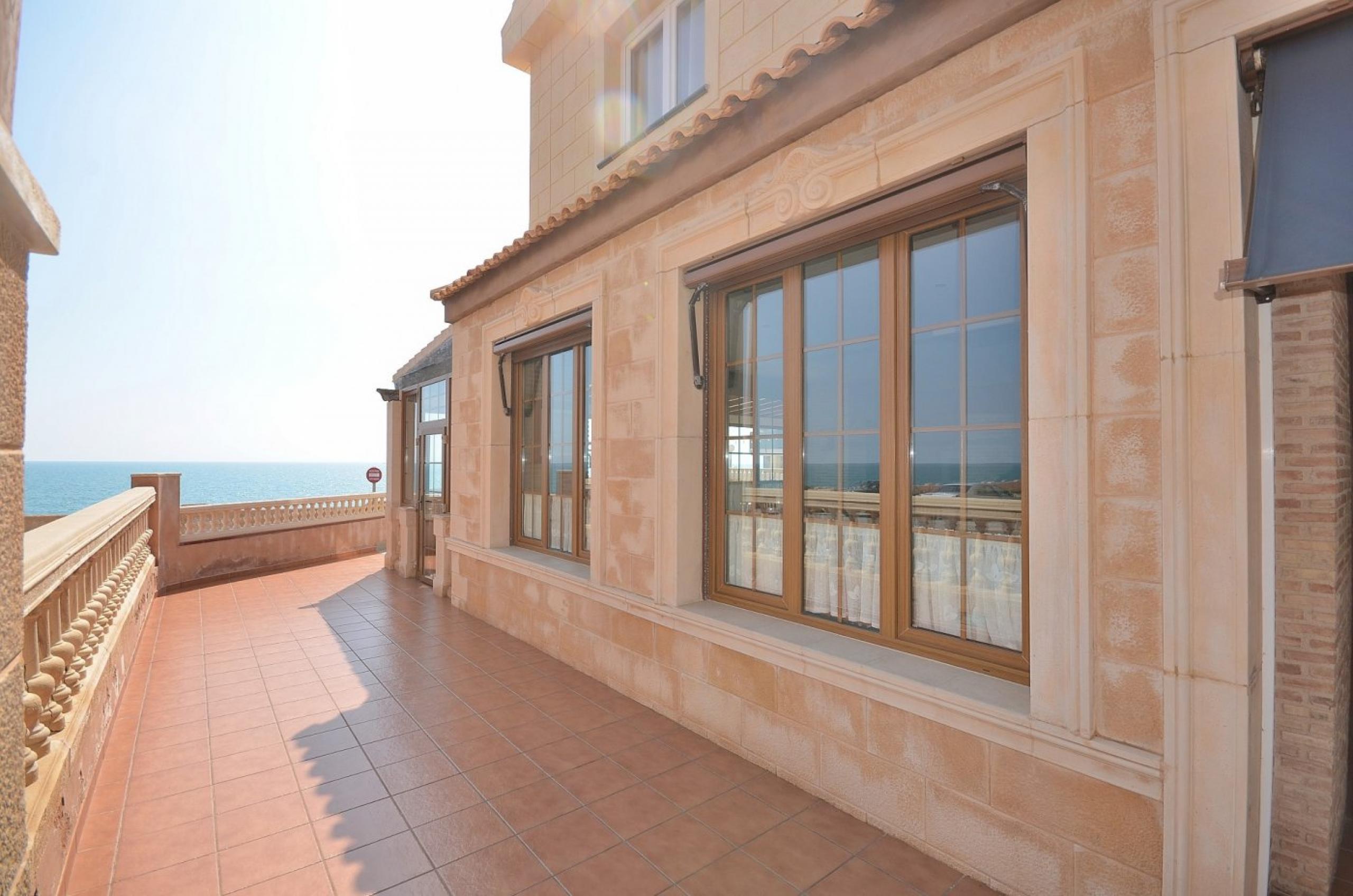 Restaurante Alto debout. Vues panoramiques sur la mer. Torre del moro.