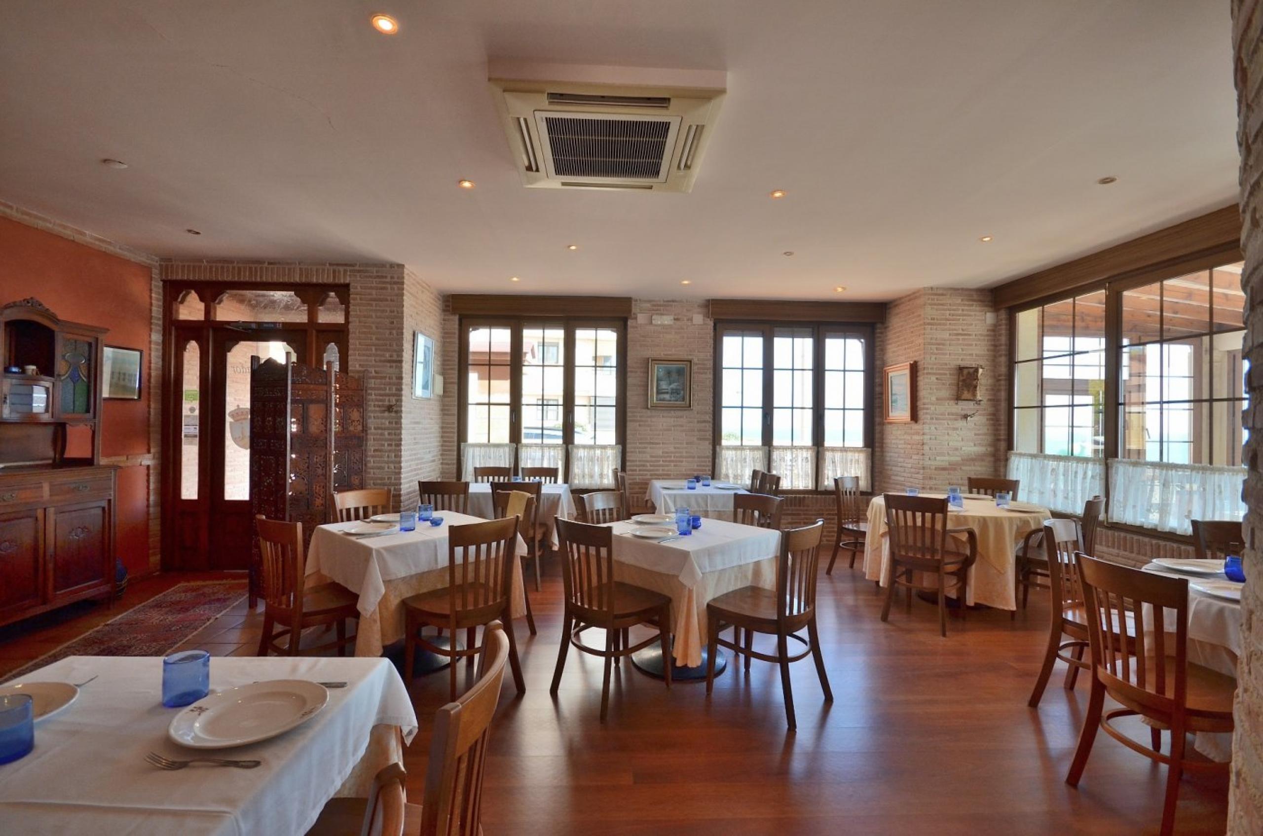 Restaurante Alto debout. Vues panoramiques sur la mer. Torre del moro.