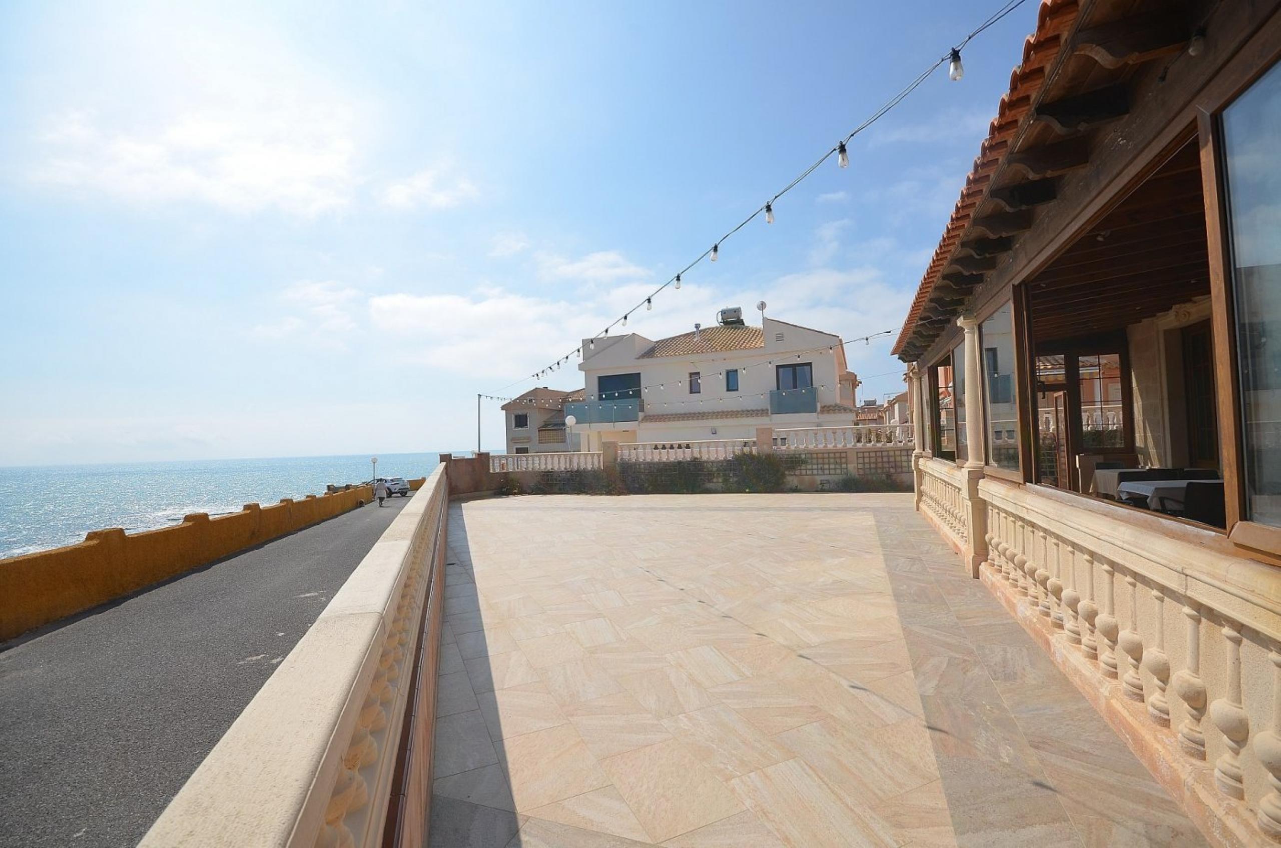 Restaurante Alto debout. Vues panoramiques sur la mer. Torre del moro.