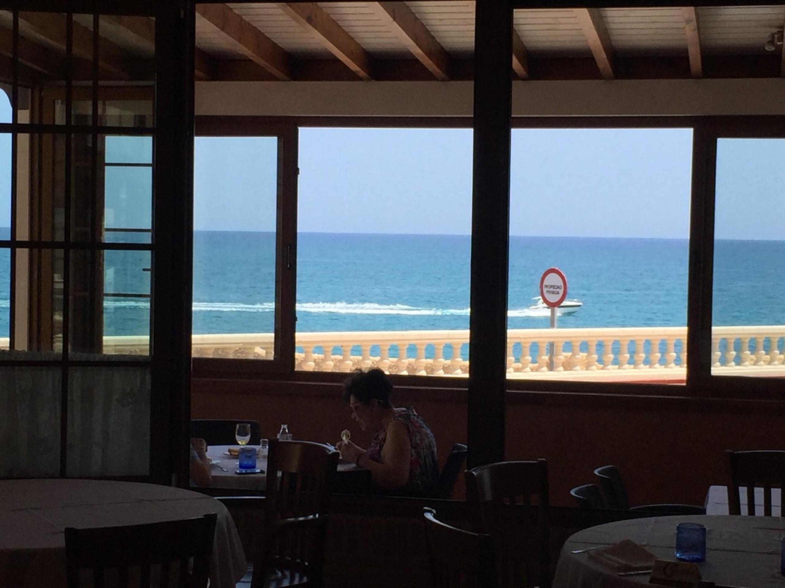 Restaurante Alto debout. Vues panoramiques sur la mer. Torre del moro.