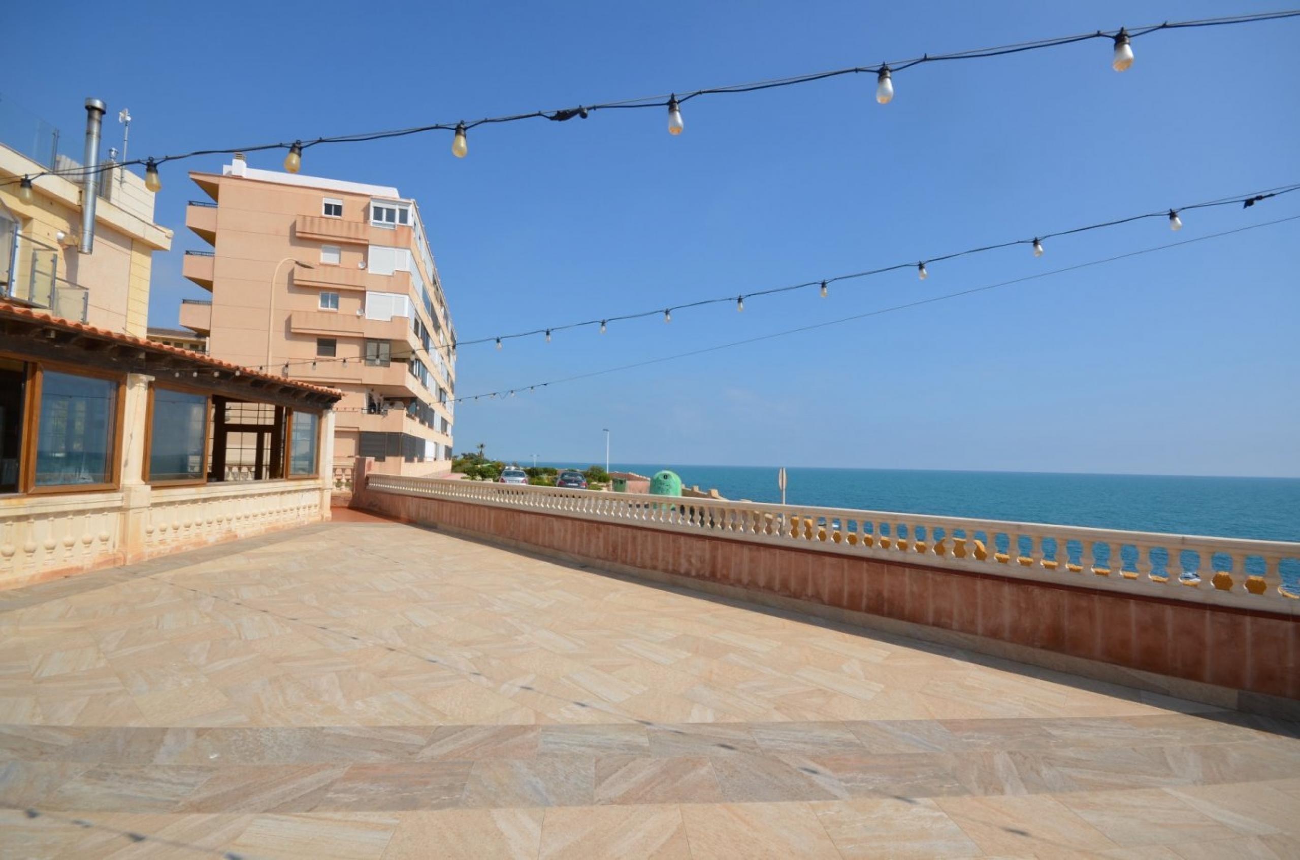 Restaurante Alto debout. Vues panoramiques sur la mer. Torre del moro.