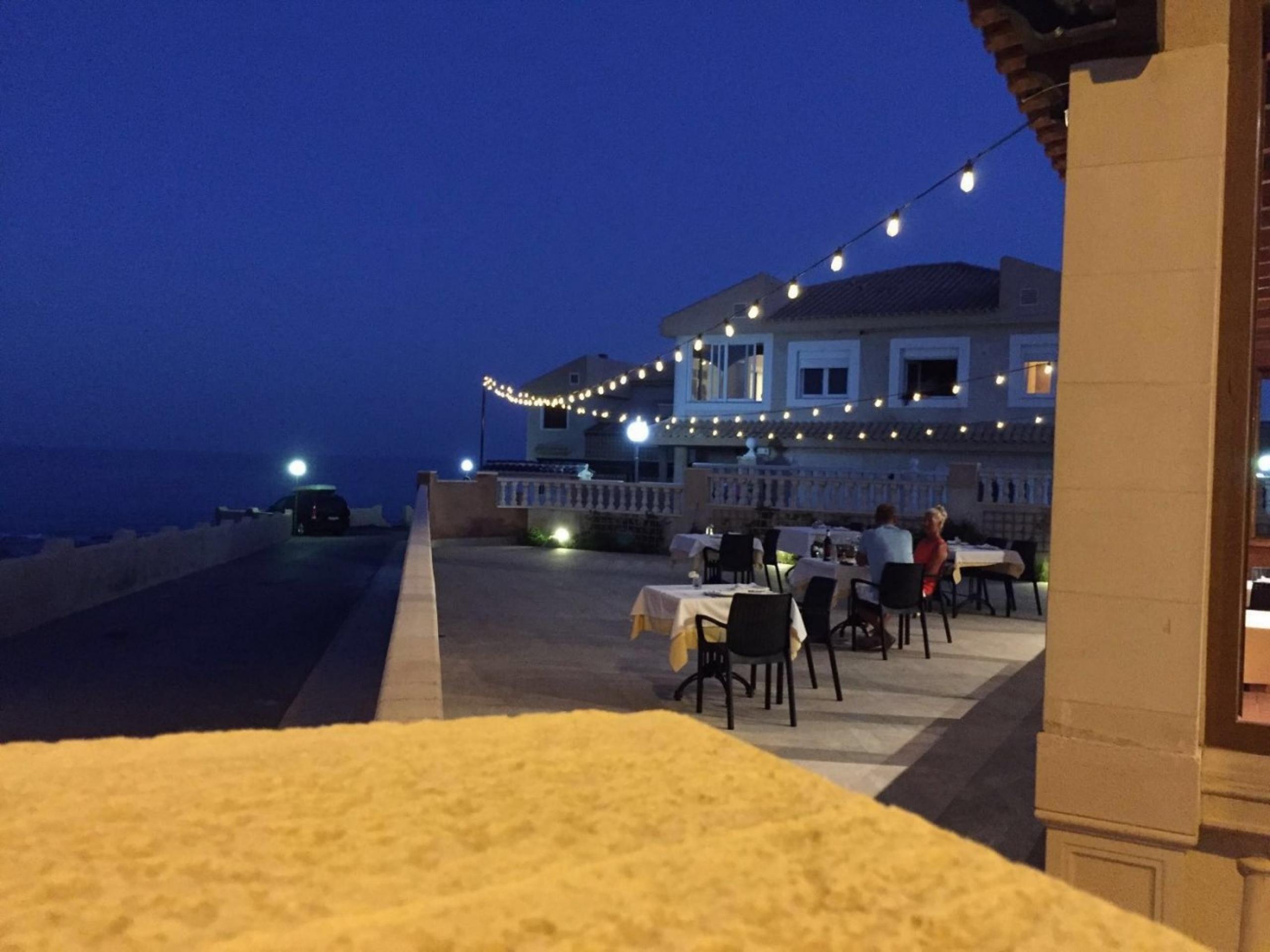 Restaurante Alto debout. Vues panoramiques sur la mer. Torre del moro.