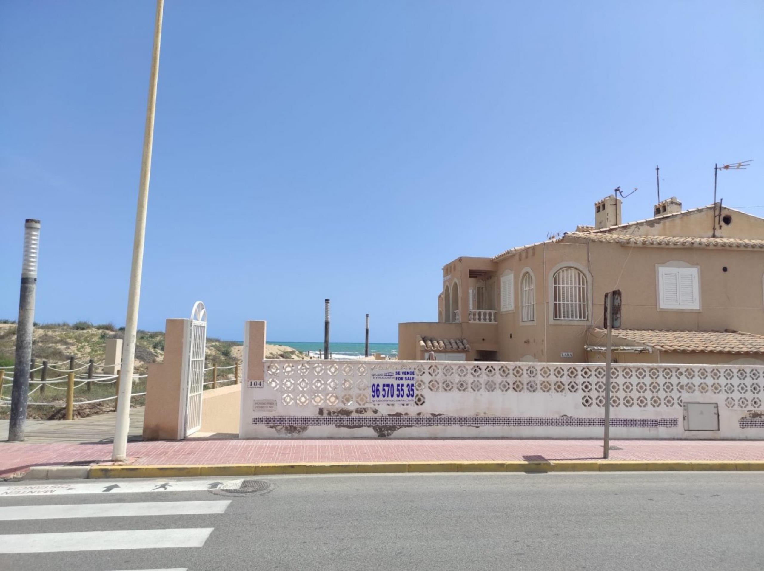 Rez-de-chaussée de bungalow sur la première ligne avec plus de 35 mètres de terrasse!