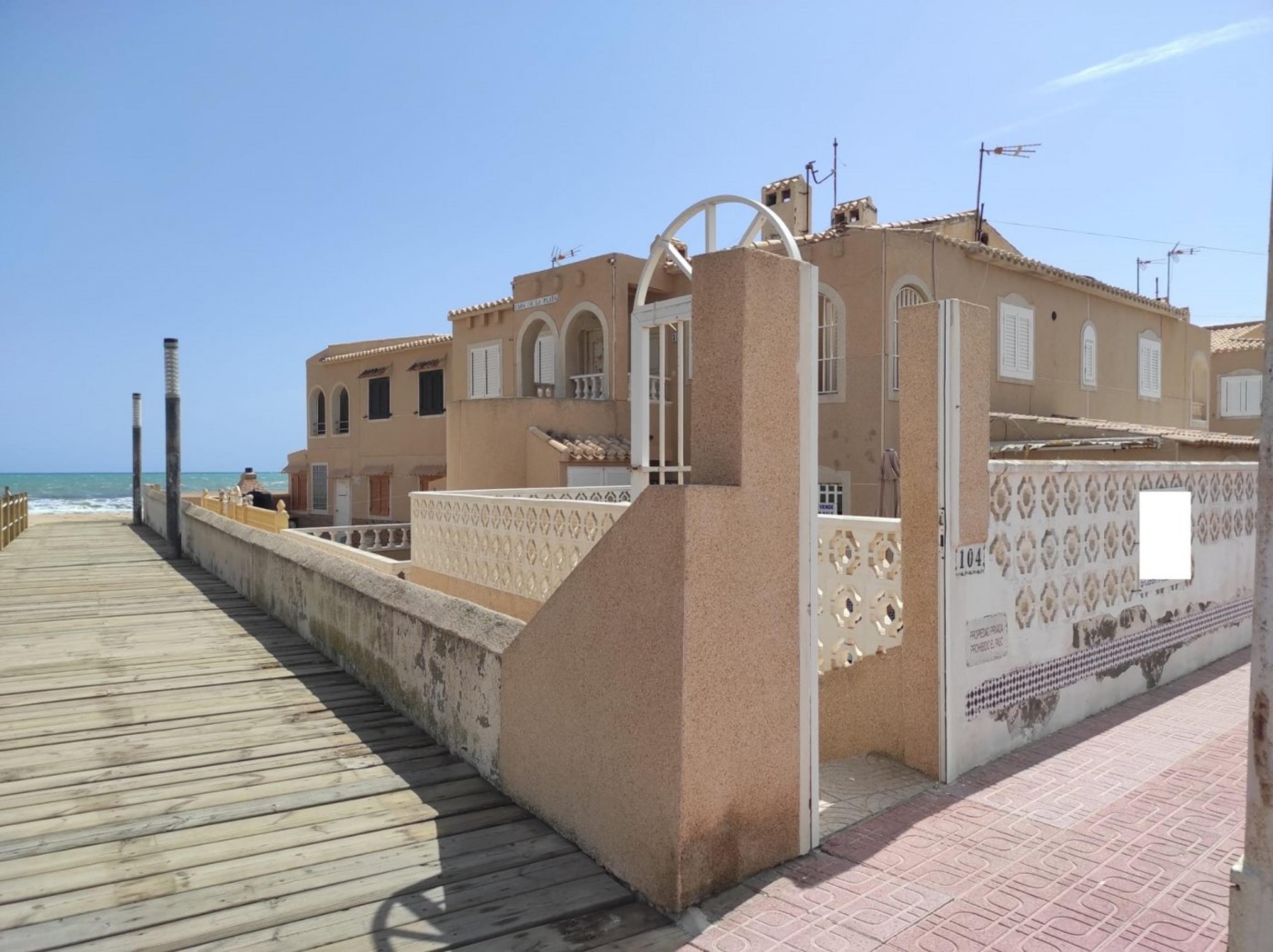 Rez-de-chaussée de bungalow sur la première ligne avec plus de 35 mètres de terrasse!