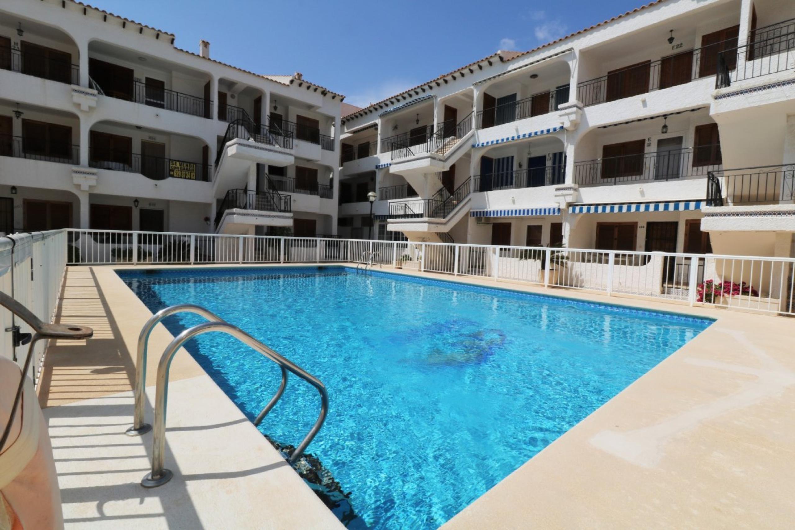 Bel appartement avec vue sur la mer à Urbz. Avec piscine