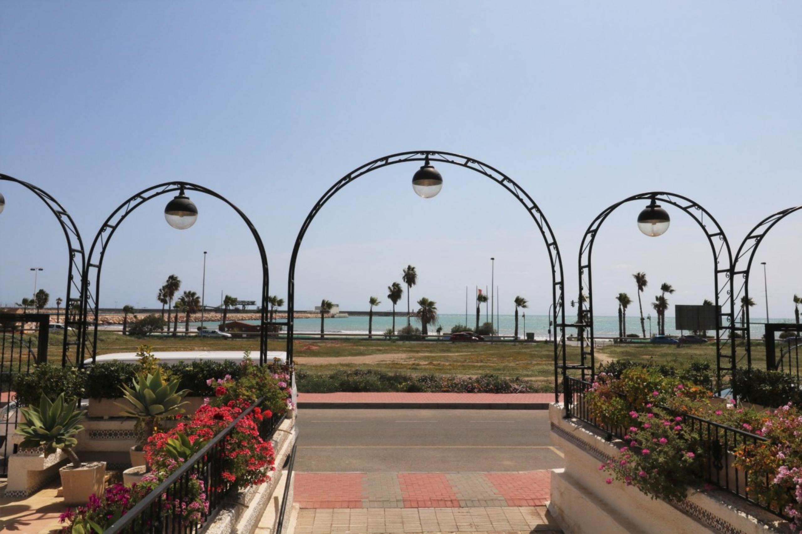 Bel appartement avec vue sur la mer à Urbz. Avec piscine