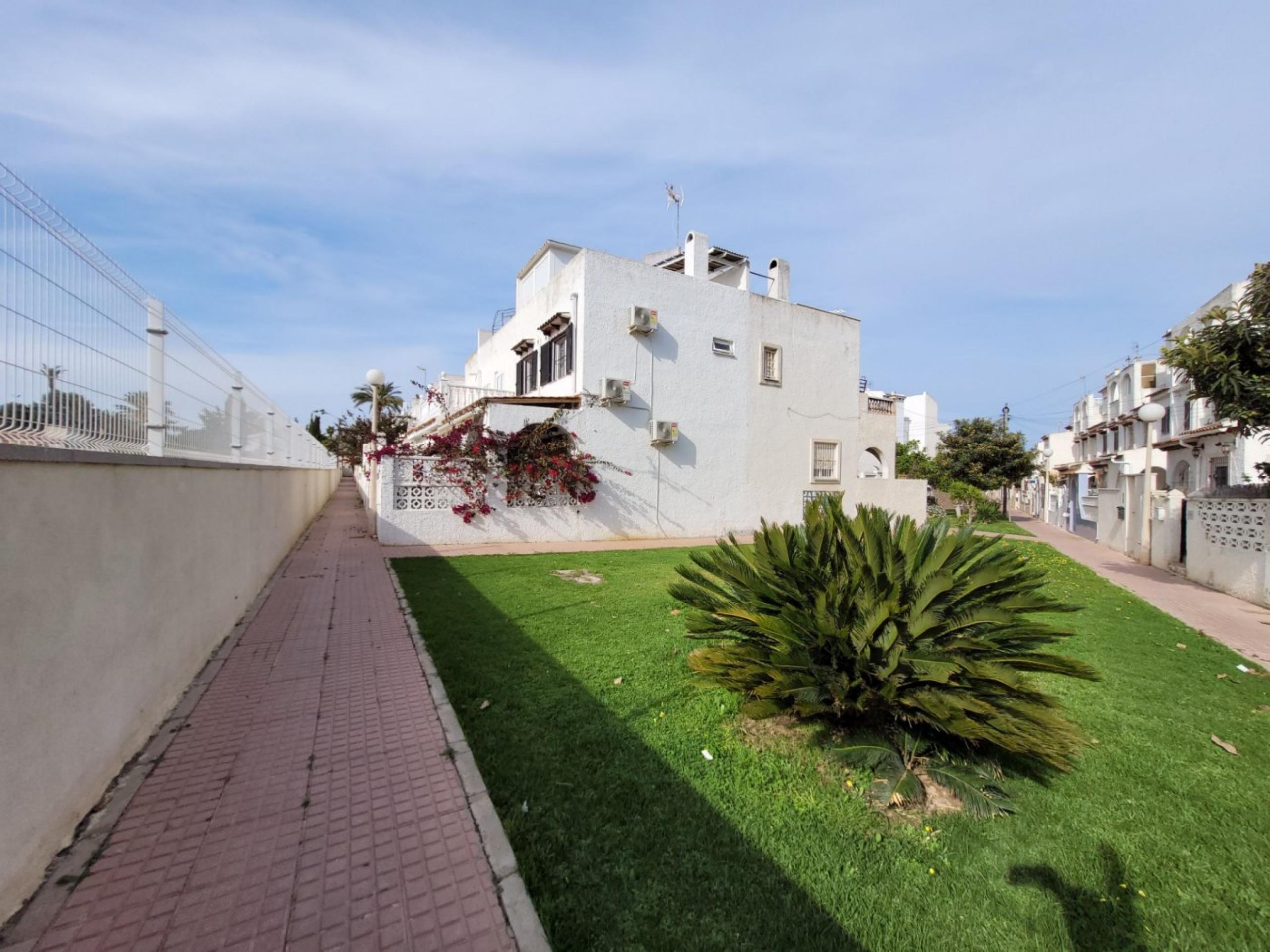 Pretty Duplex Maison de ville à Blanc Calas Torrevieja