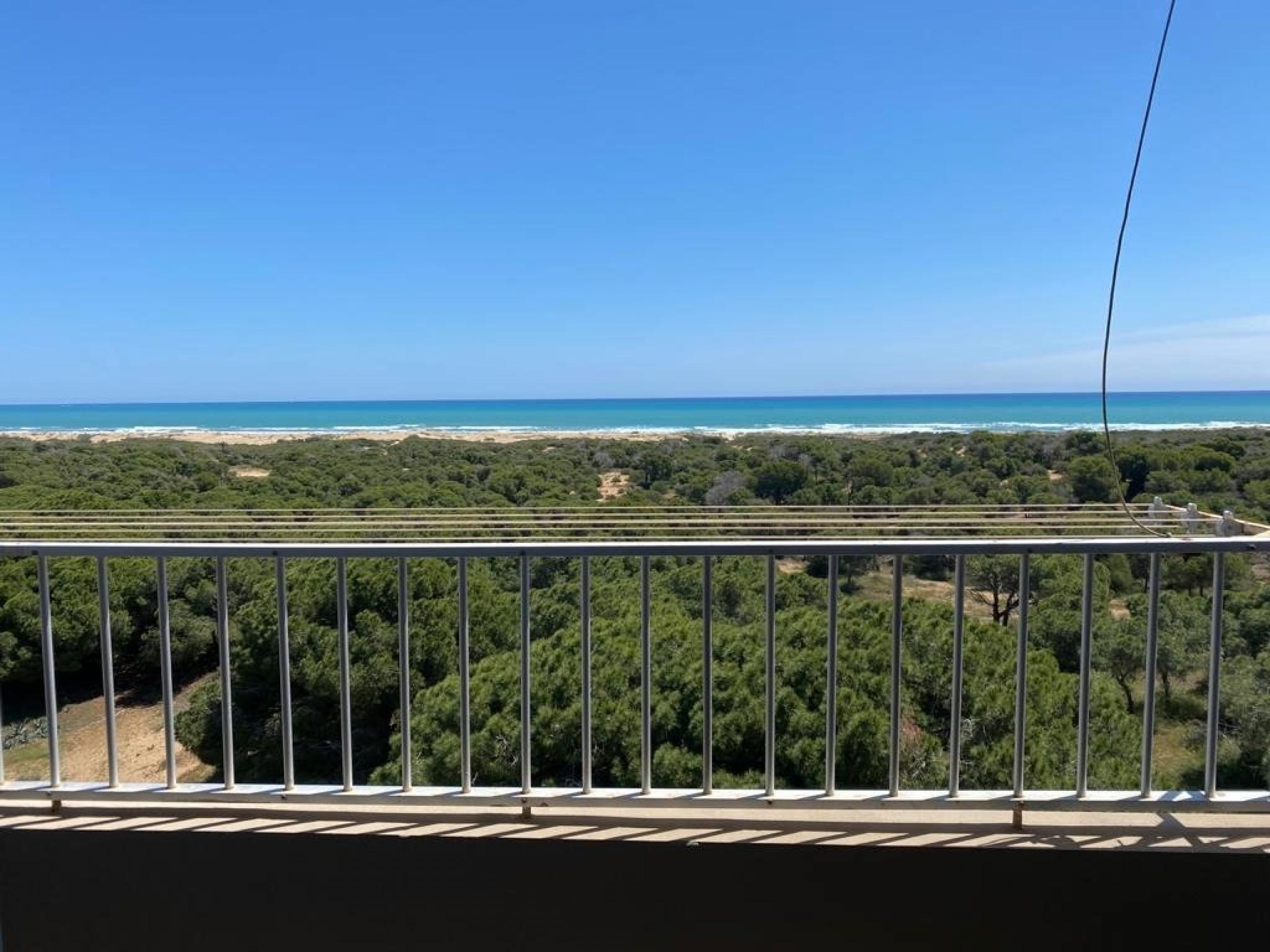 Première ligne avec des vues spectaculaires sur la Pinada de Guargamar et la mer.