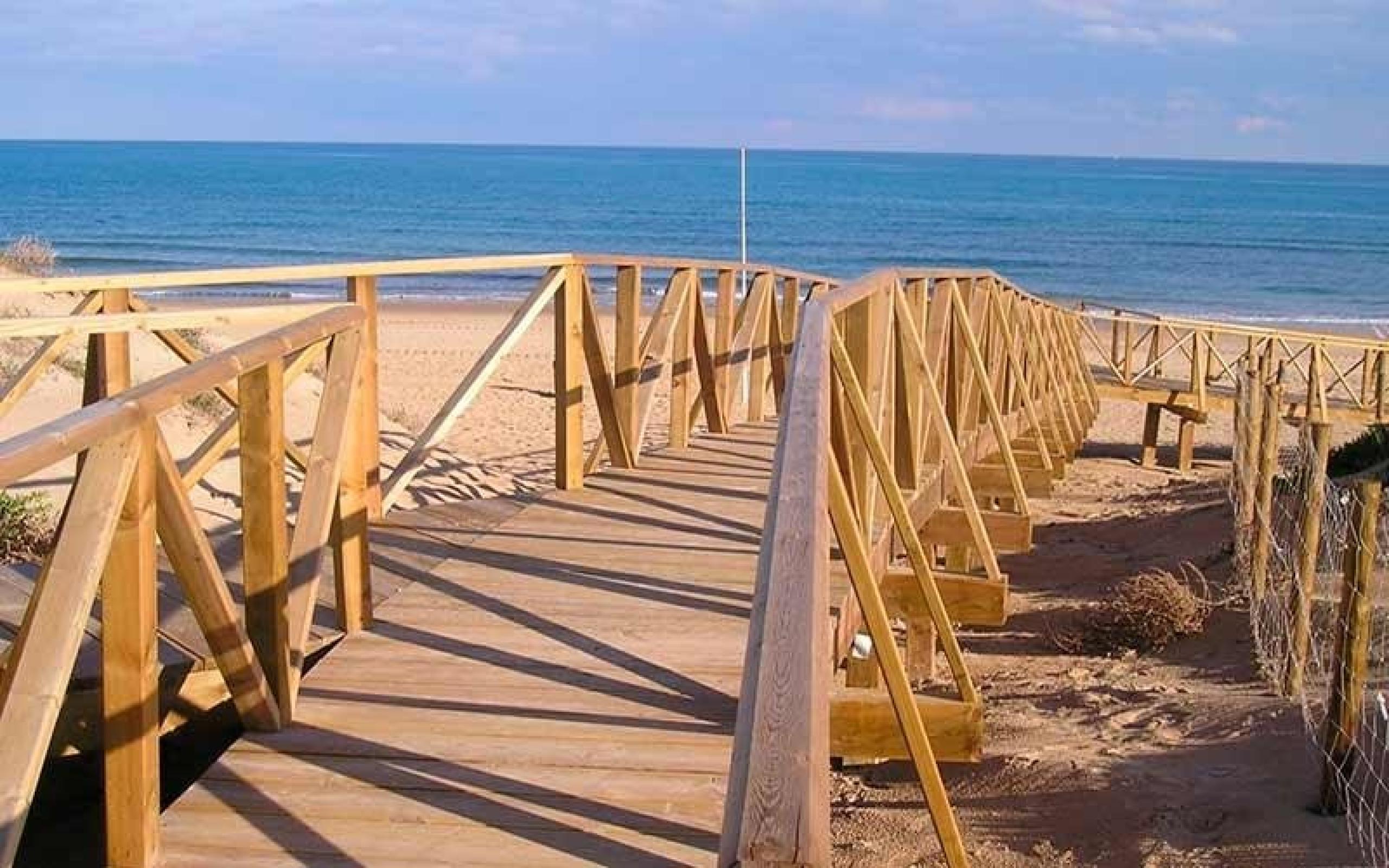 Première ligne avec des vues spectaculaires sur la Pinada de Guargamar et la mer.