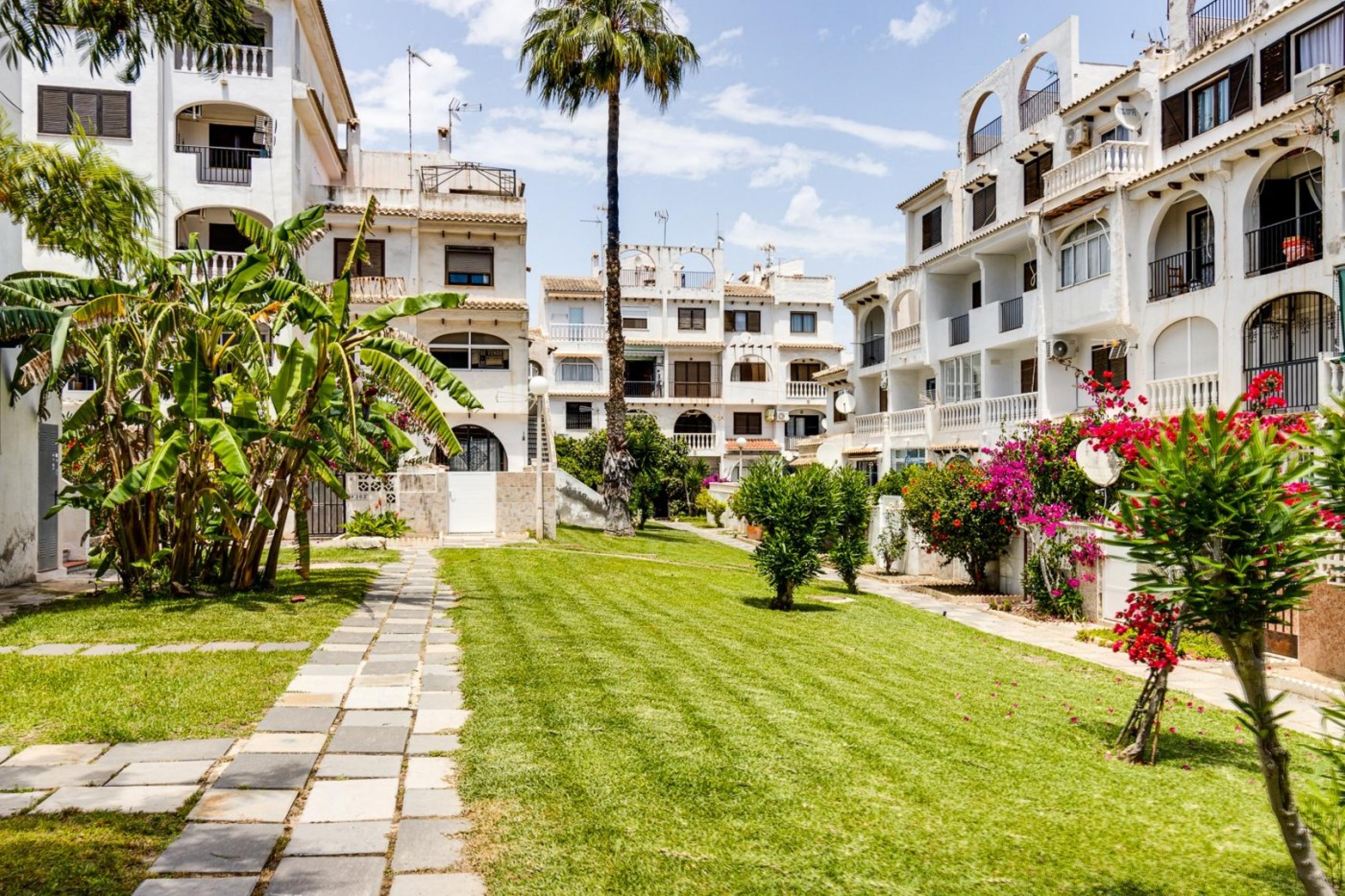 Appartement en housses blanches de 1 chambre avec vue sur la mer et jardins