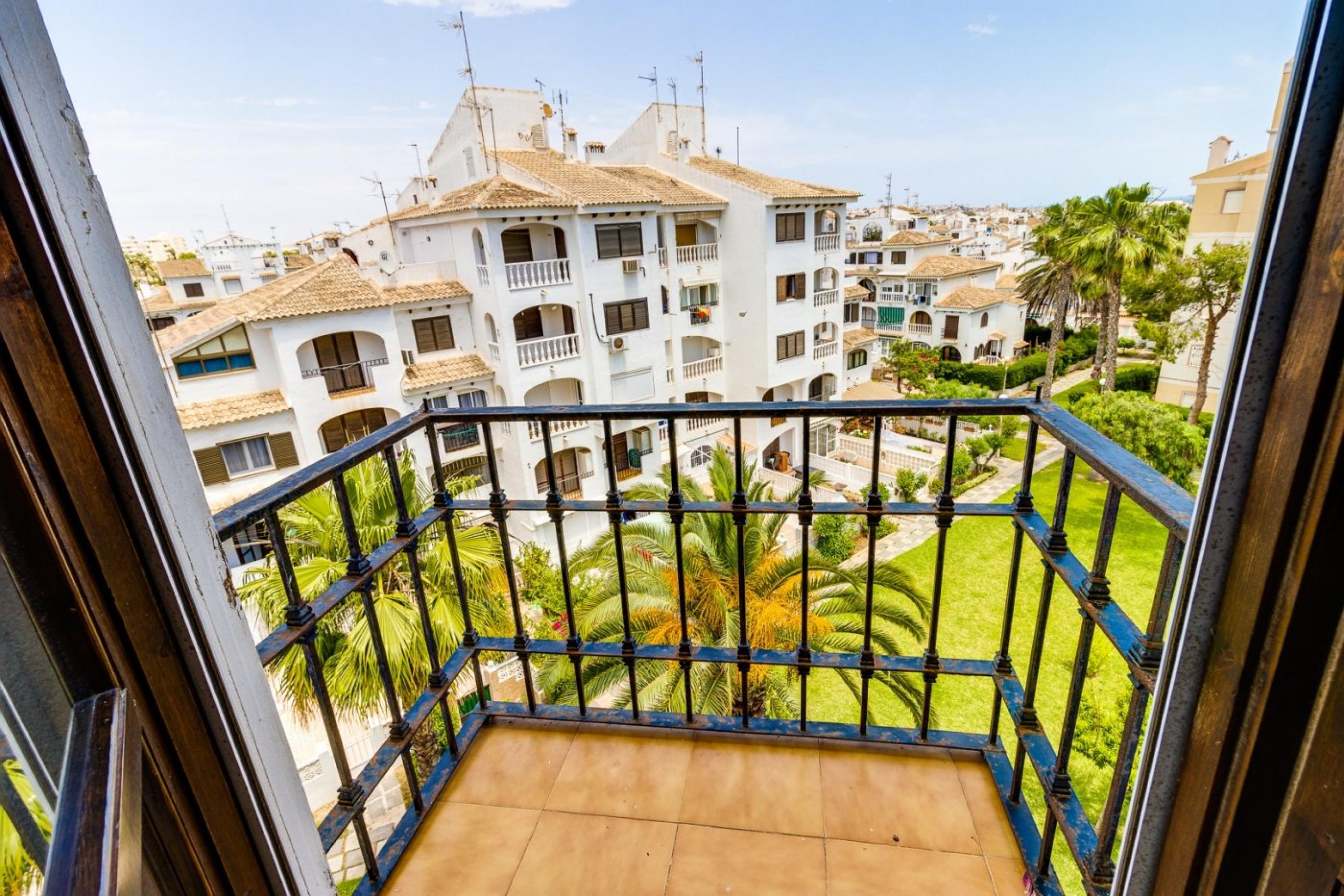 Appartement en housses blanches de 1 chambre avec vue sur la mer et jardins