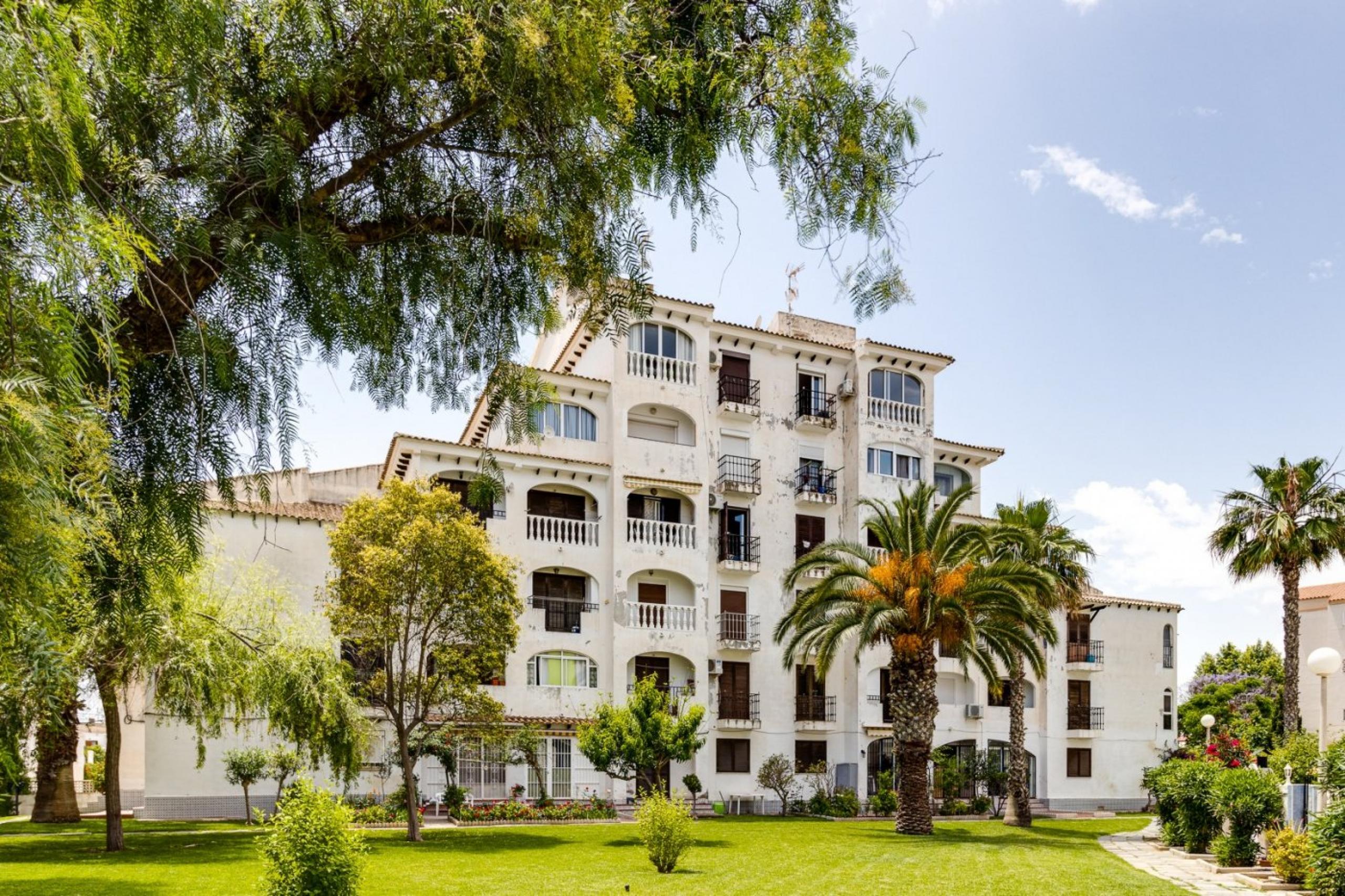 Appartement en housses blanches de 1 chambre avec vue sur la mer et jardins