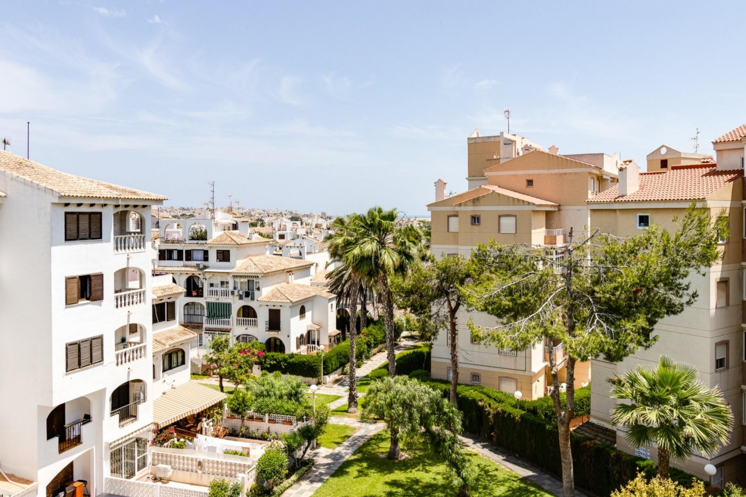 Appartement en housses blanches de 1 chambre avec vue sur la mer et jardins