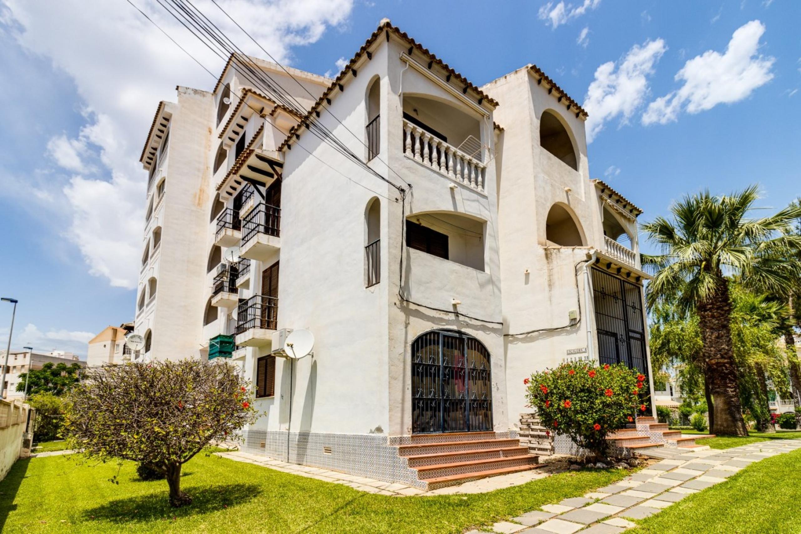 Appartement en housses blanches de 1 chambre avec vue sur la mer et jardins