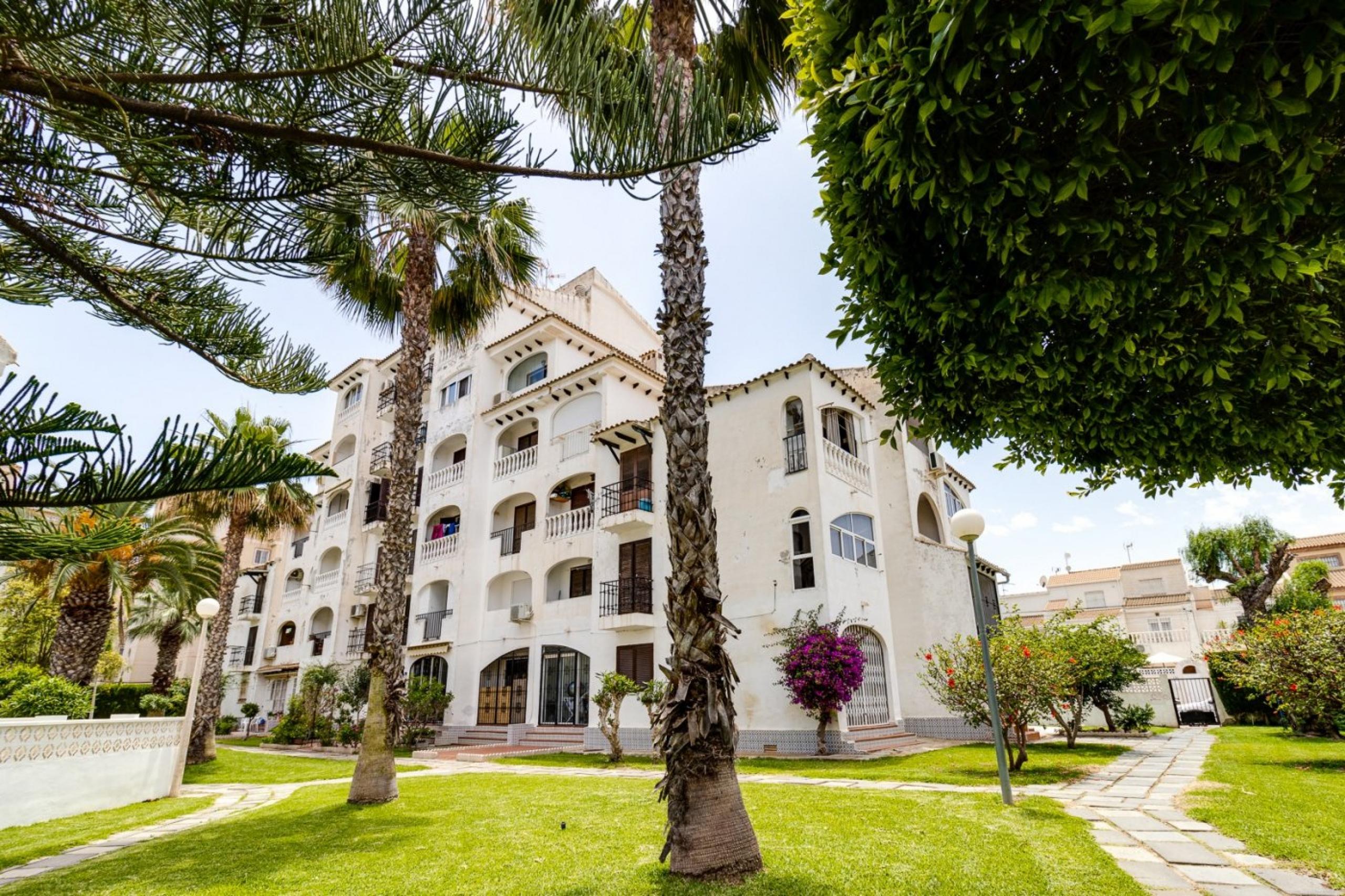 Appartement en housses blanches de 1 chambre avec vue sur la mer et jardins