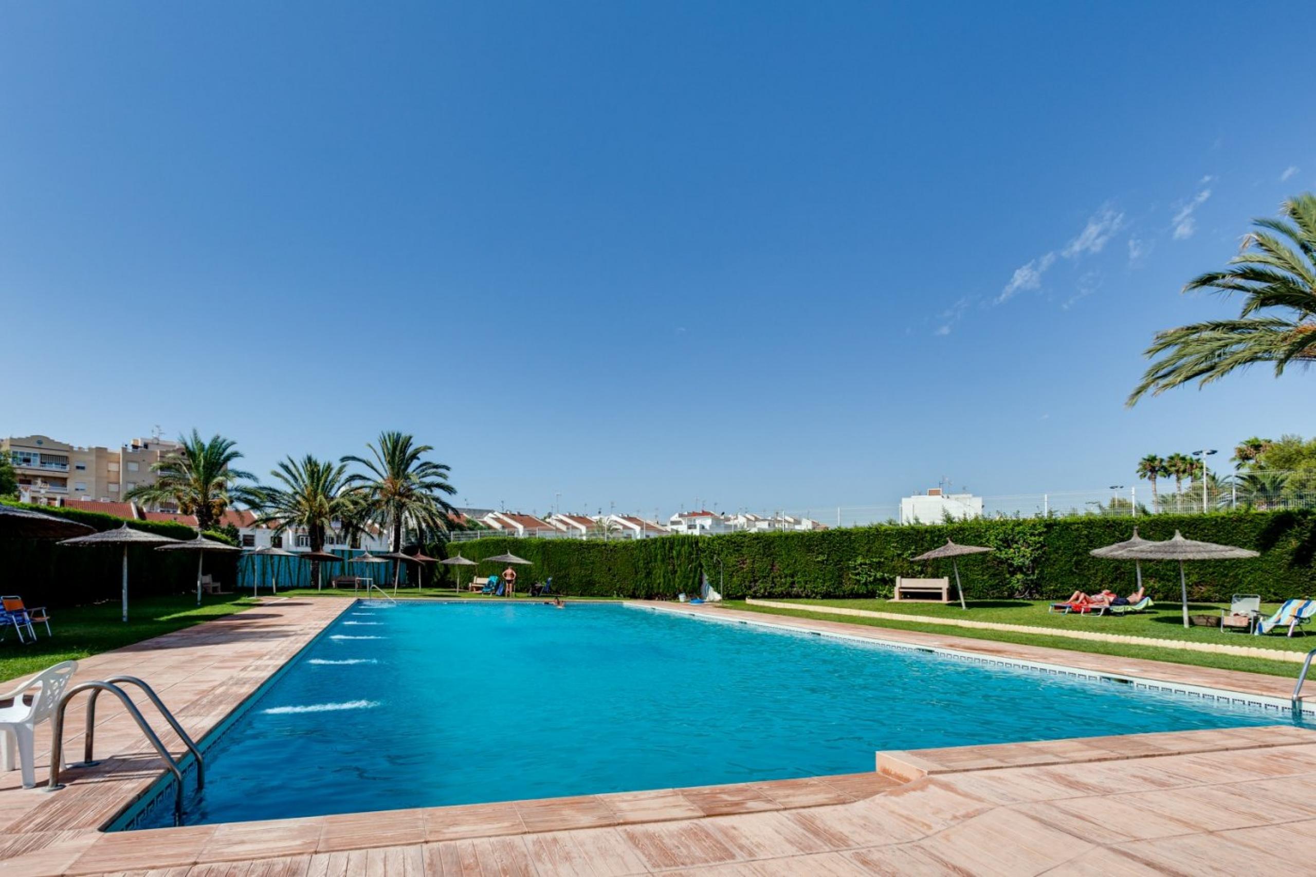 Appartement en housses blanches de 1 chambre avec vue sur la mer et jardins