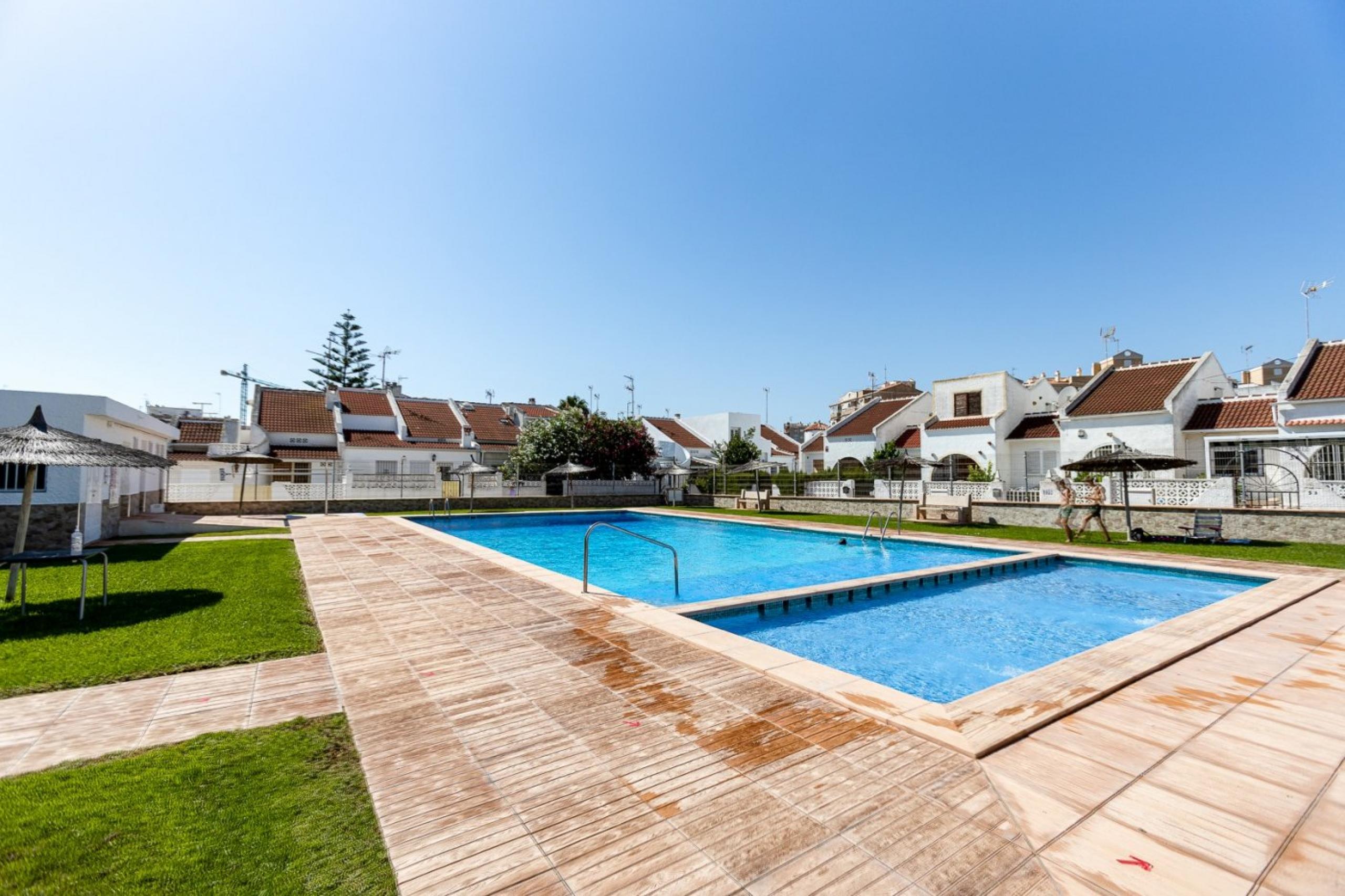 Appartement en housses blanches de 1 chambre avec vue sur la mer et jardins