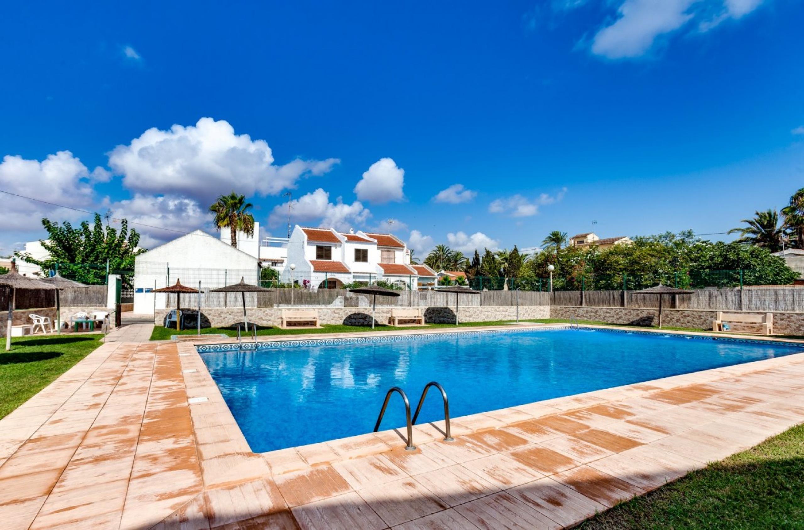 Appartement en housses blanches de 1 chambre avec vue sur la mer et jardins