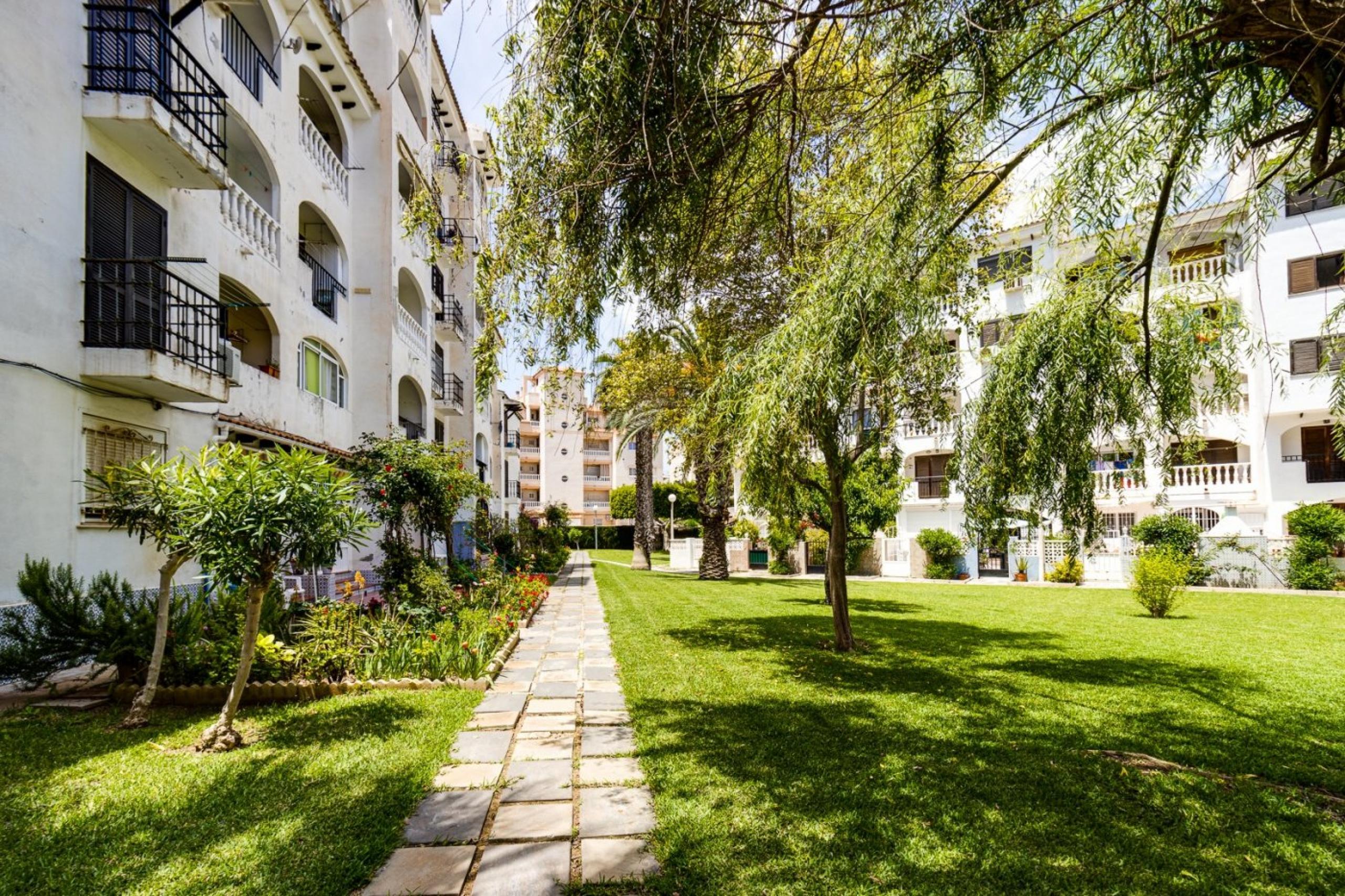 Appartement en housses blanches de 1 chambre avec vue sur la mer et jardins