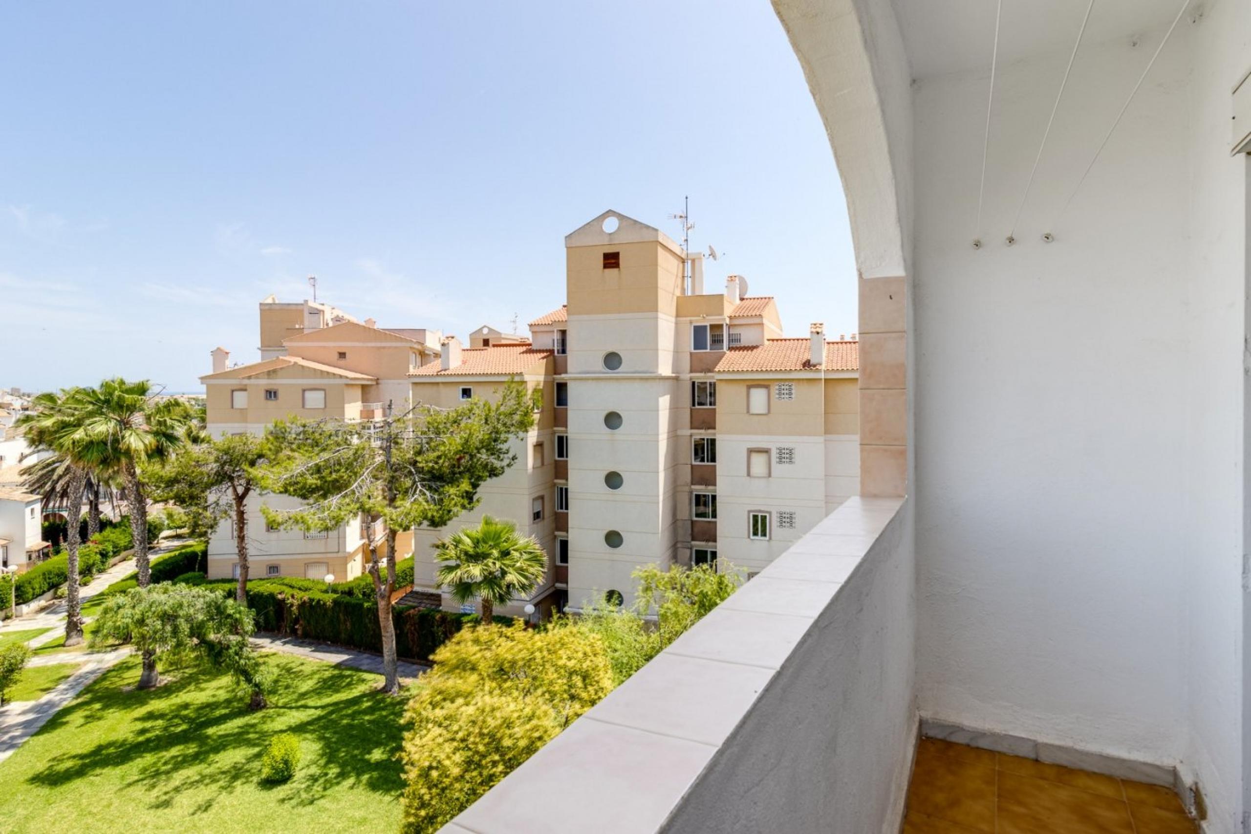 Appartement en housses blanches de 1 chambre avec vue sur la mer et jardins