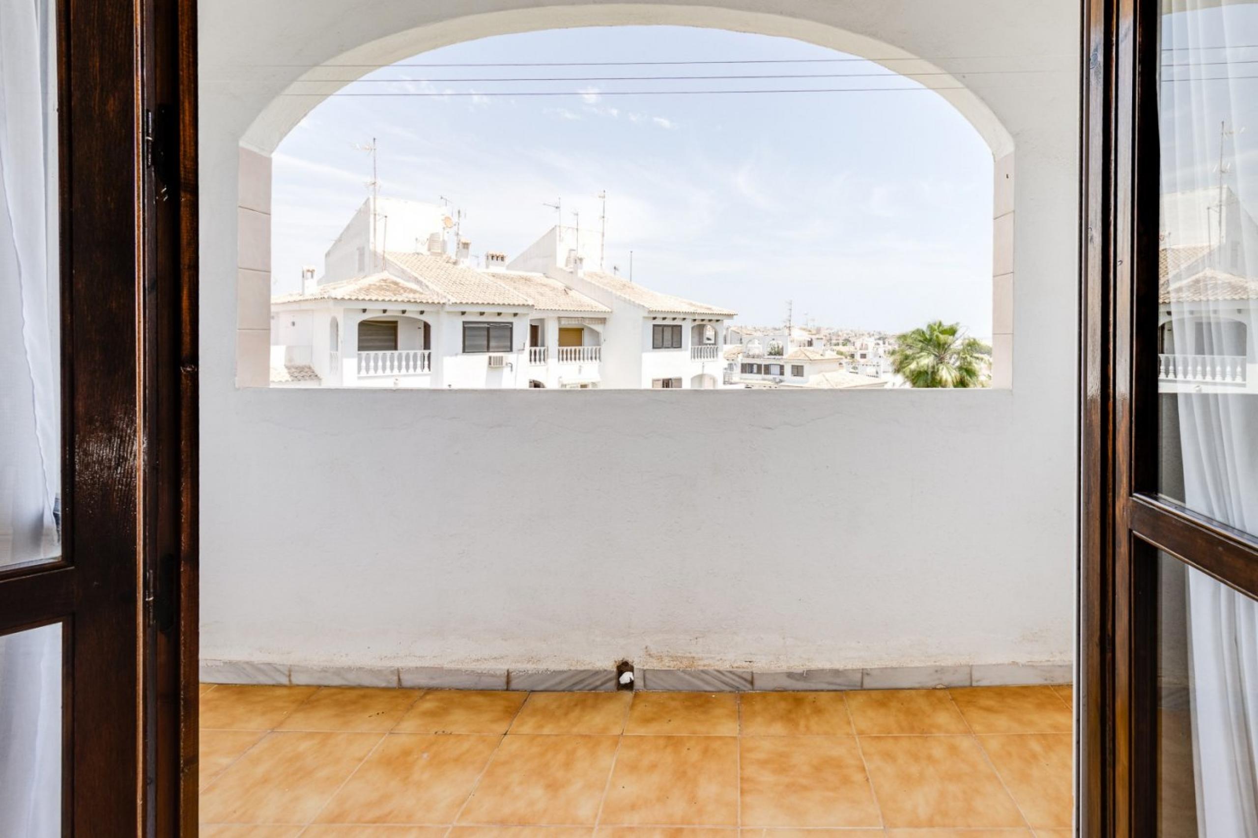 Appartement en housses blanches de 1 chambre avec vue sur la mer et jardins