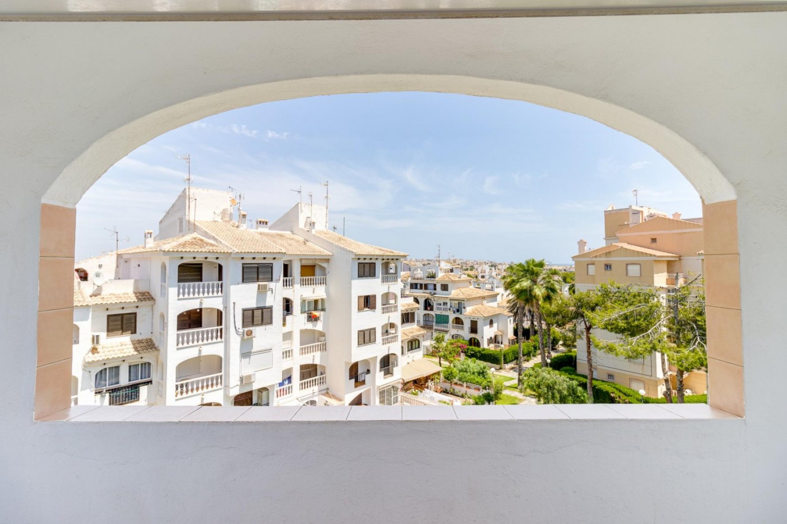 Appartement en housses blanches de 1 chambre avec vue sur la mer et jardins