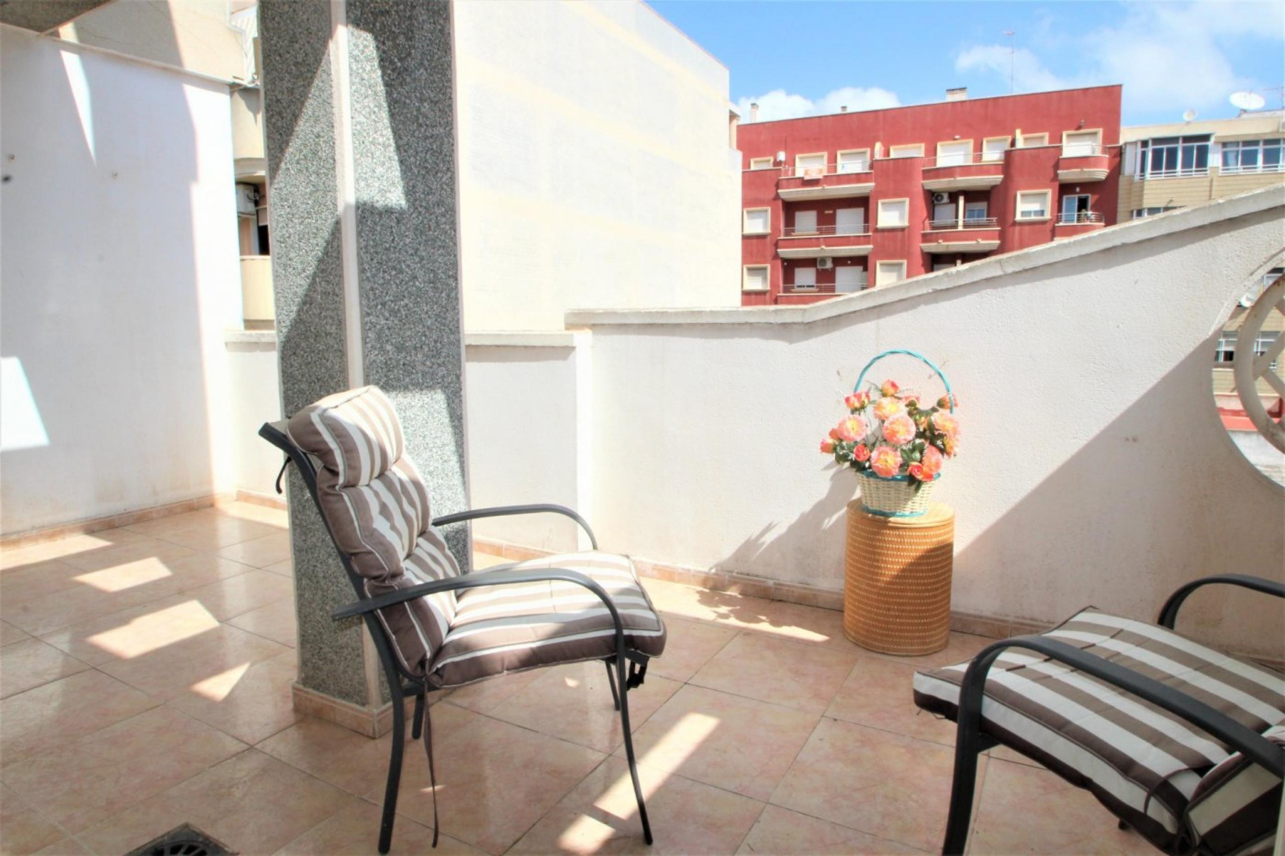 Sunny-ensoleillé avec une grande terrasse au centre de Torrevieja
