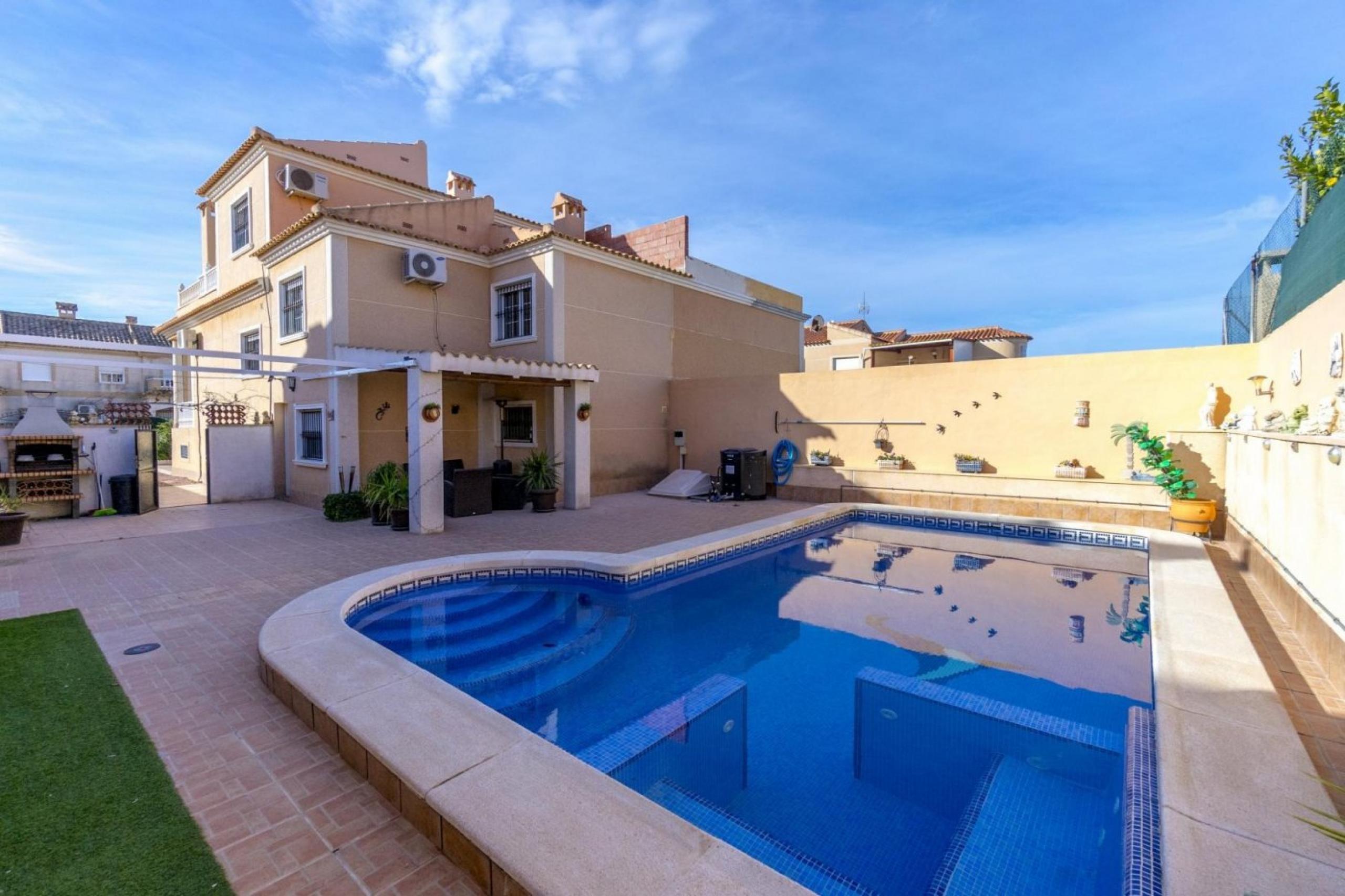 Nouvelles eaux, maison jumelée lumineuse avec piscine privée