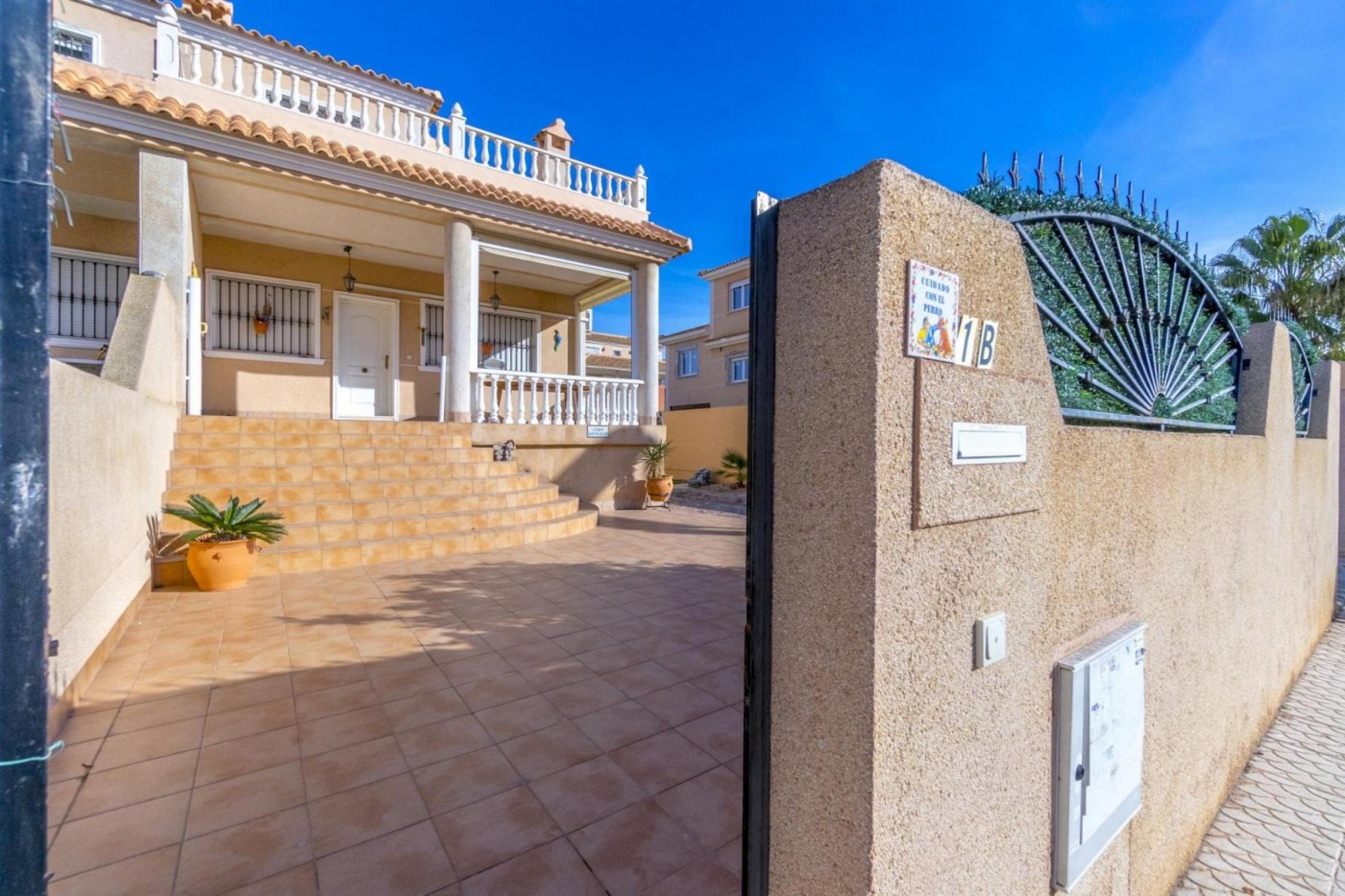 Nouvelles eaux, maison jumelée lumineuse avec piscine privée