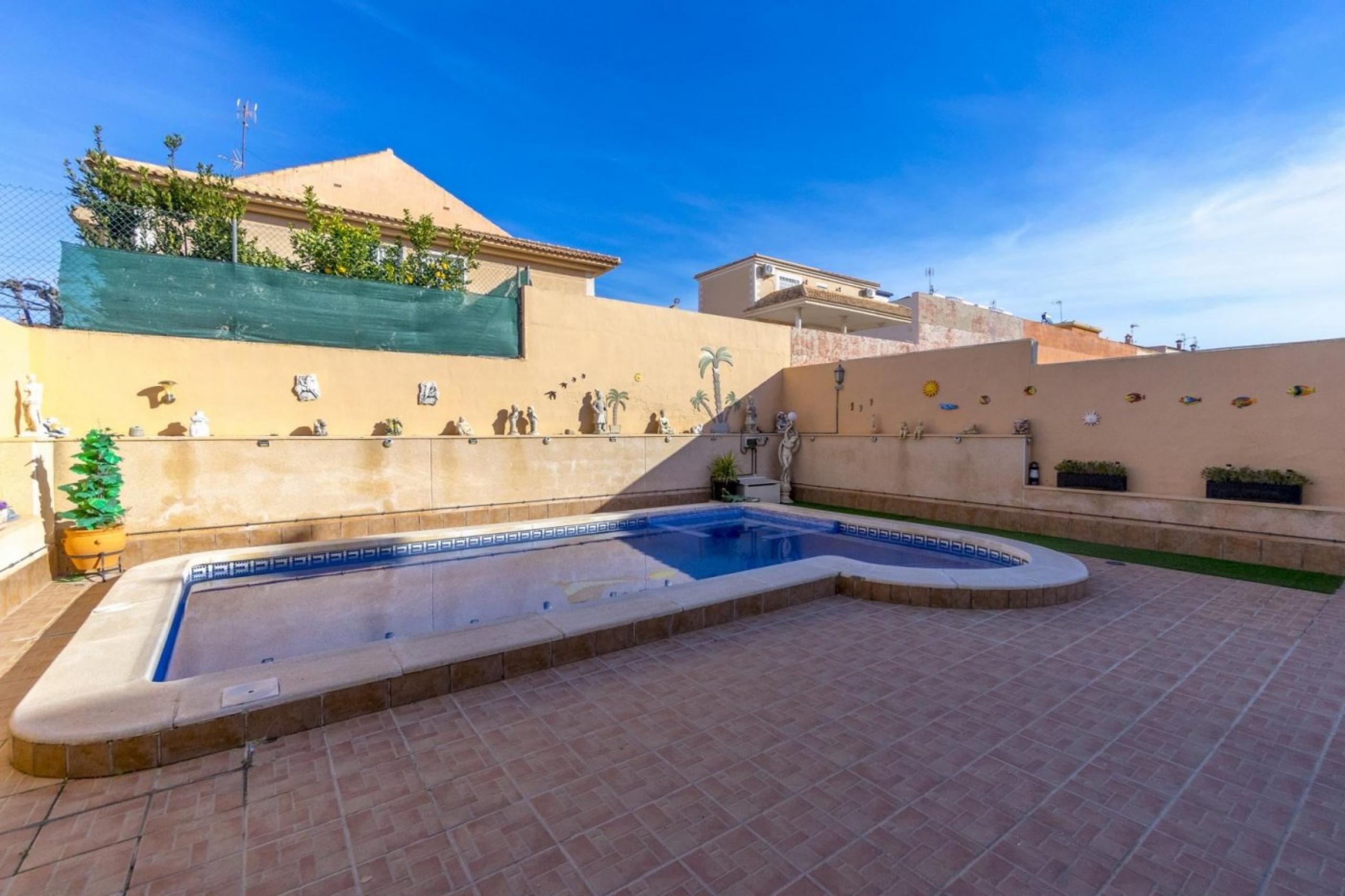 Nouvelles eaux, maison jumelée lumineuse avec piscine privée