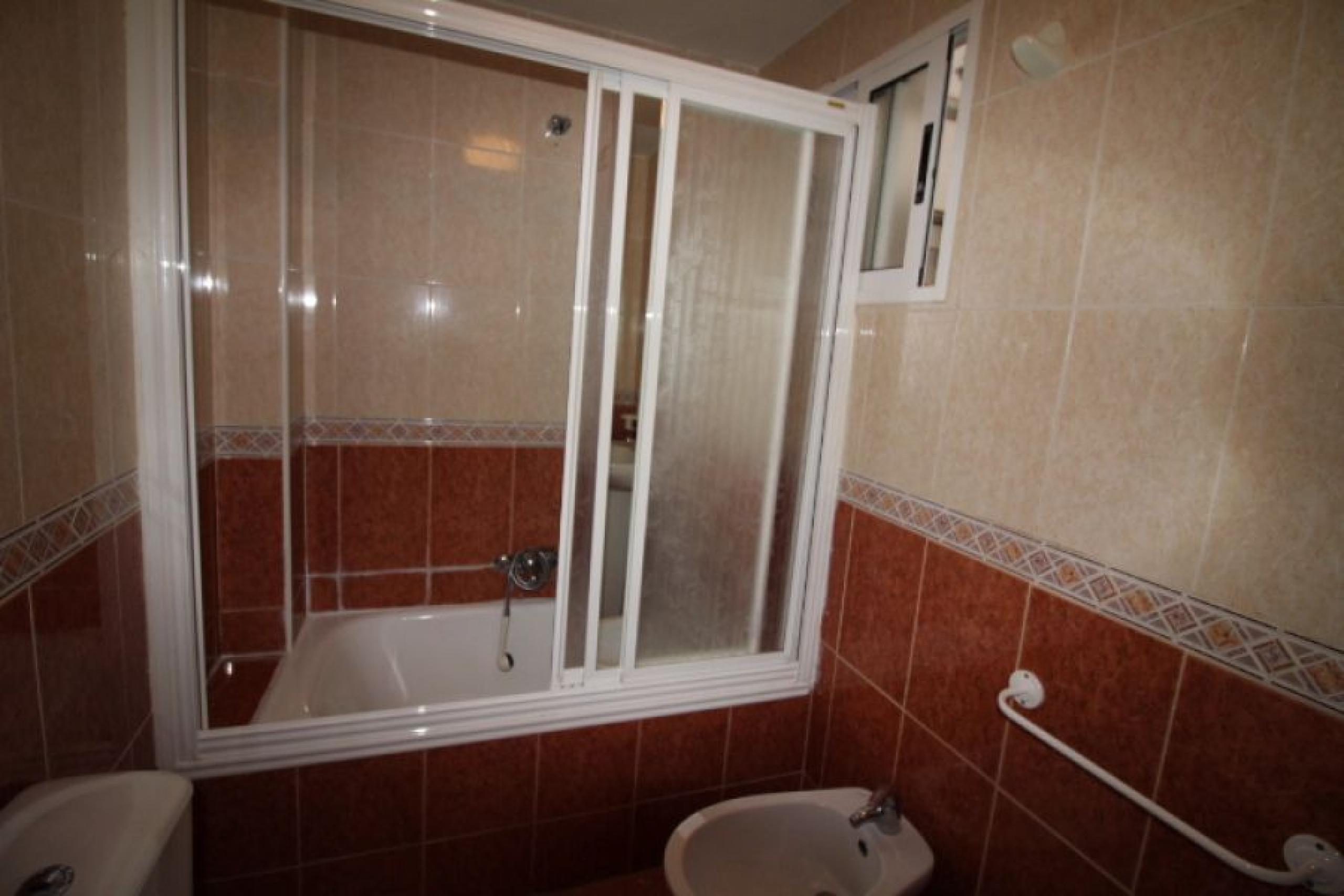 1 appartement de chambre double et 1 salle de bain complète dans le centre