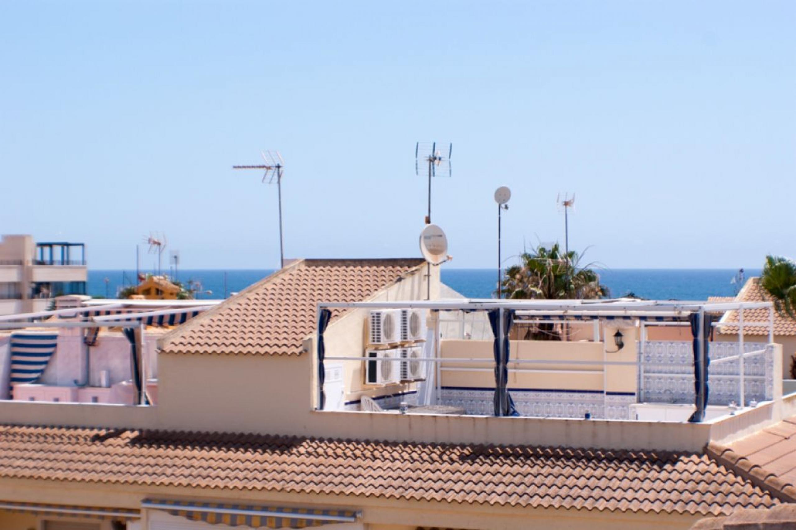 Bel appartement avec solarium privé est vendu à seulement 150 m. De la mer.