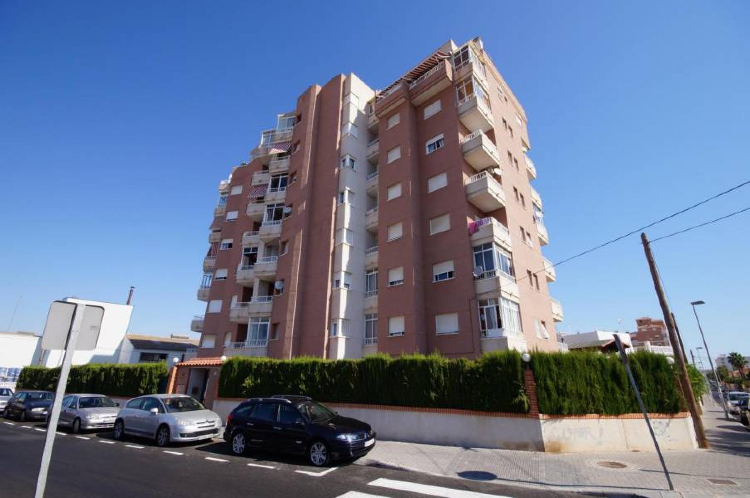 Appartement orienté sud avec deux chambres à coucher en urbanisation fermée avec piscine commune.