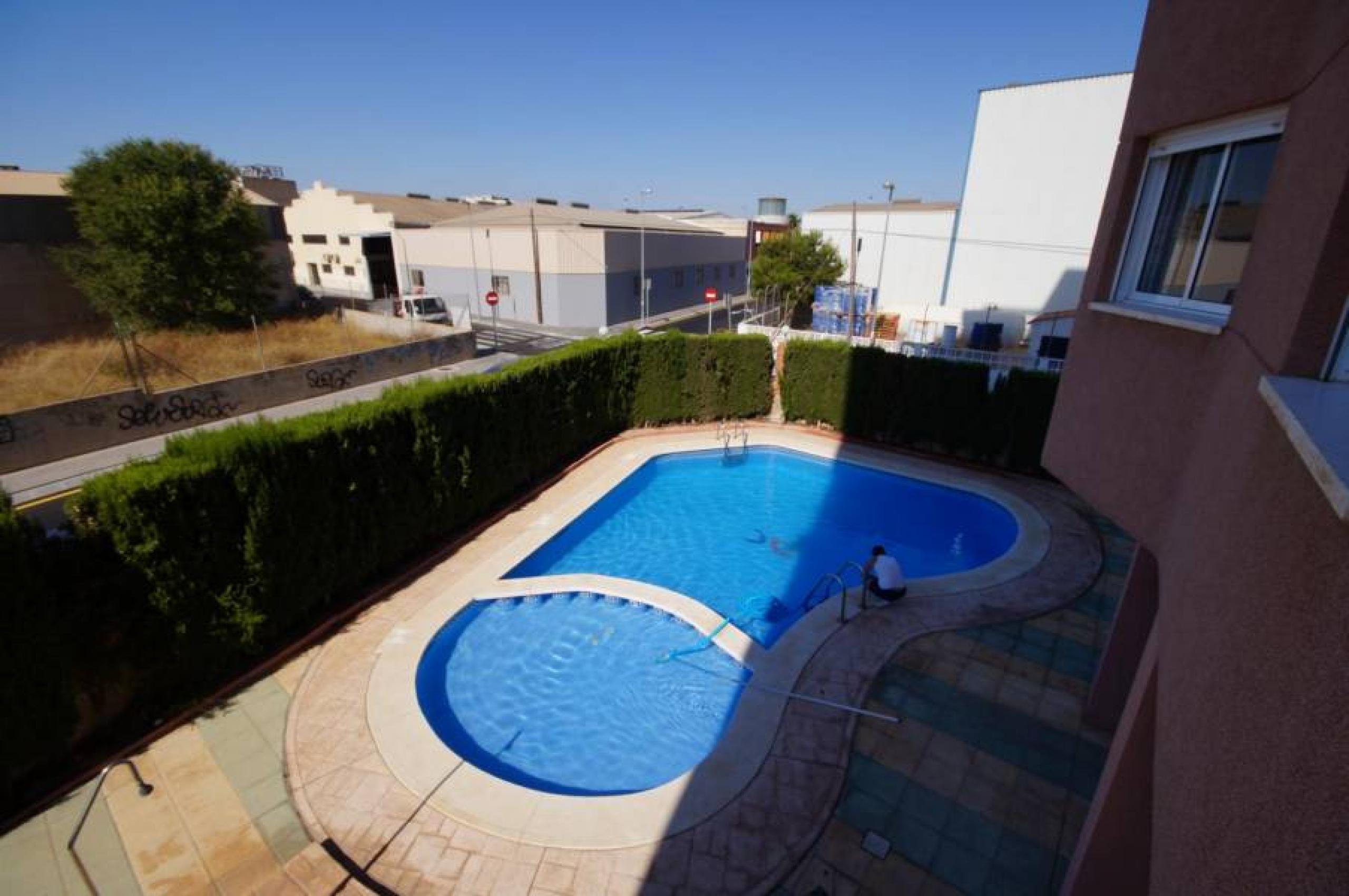 Appartement orienté sud avec deux chambres à coucher en urbanisation fermée avec piscine commune.