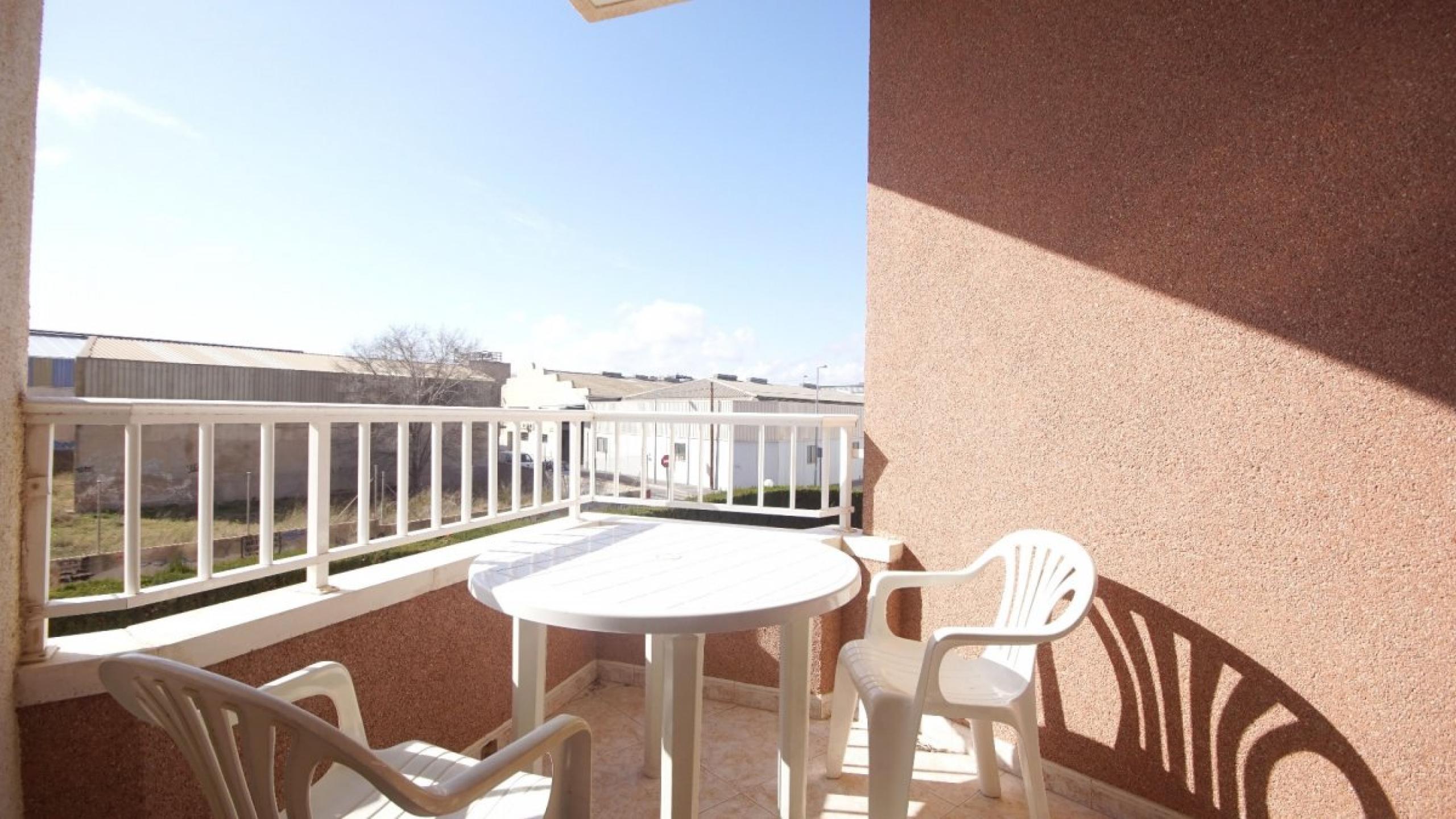 Appartement orienté sud avec deux chambres à coucher en urbanisation fermée avec piscine commune.