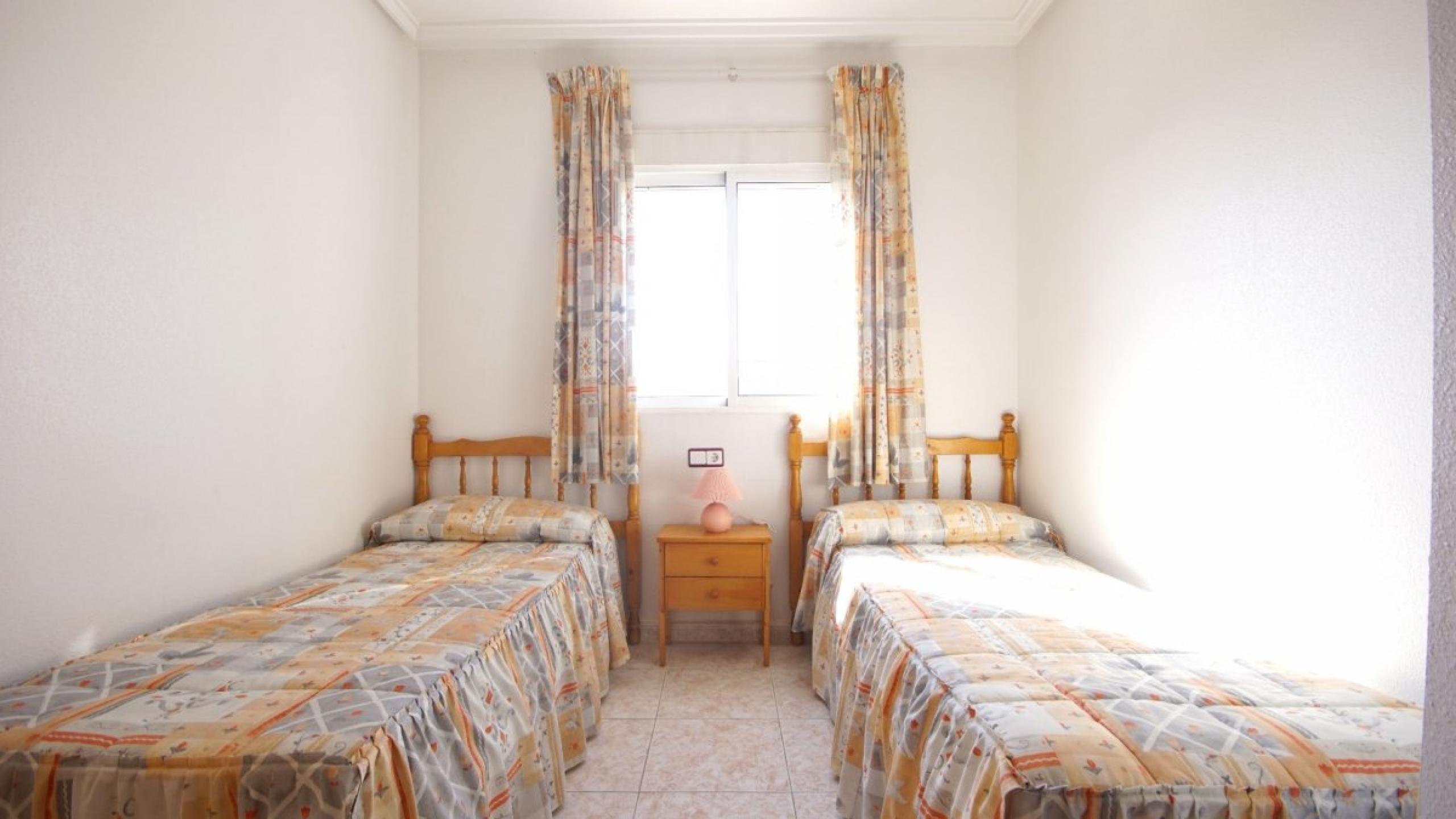 Appartement orienté sud avec deux chambres à coucher en urbanisation fermée avec piscine commune.