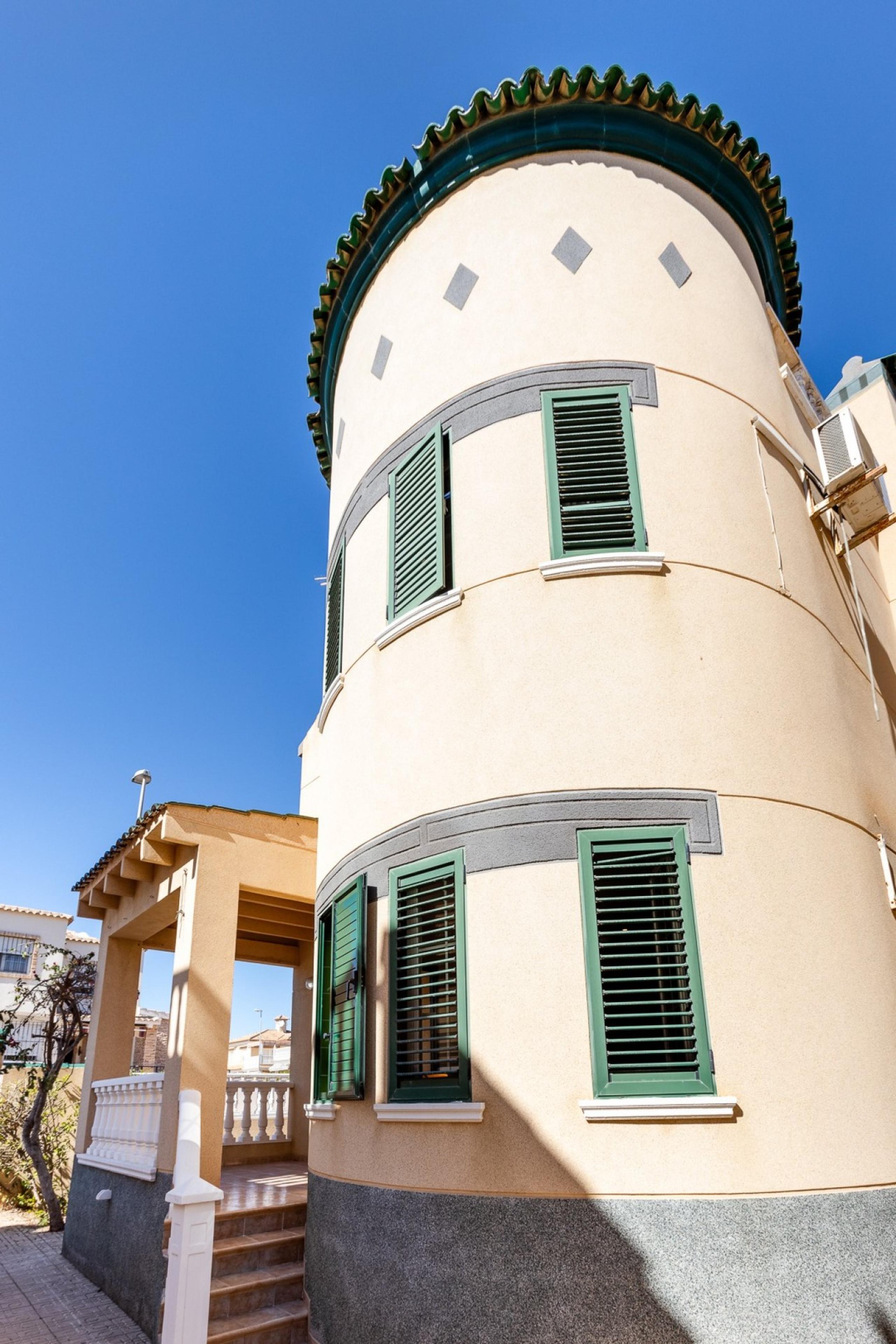 Villa détachée avec vue sur la mer et à moins de 300 mètres de Cala del Moro, Torrevieja.