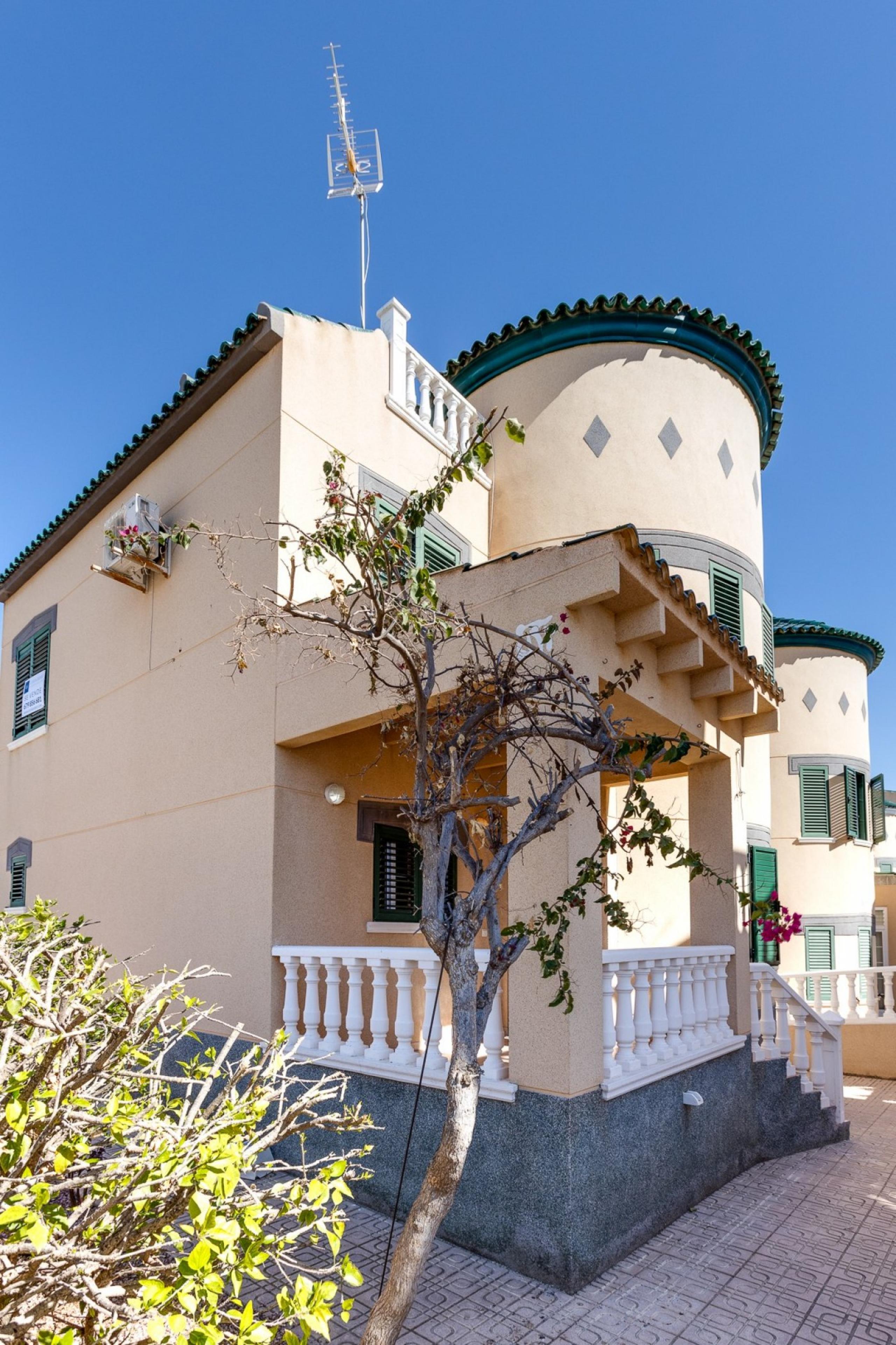 Villa détachée avec vue sur la mer et à moins de 300 mètres de Cala del Moro, Torrevieja.