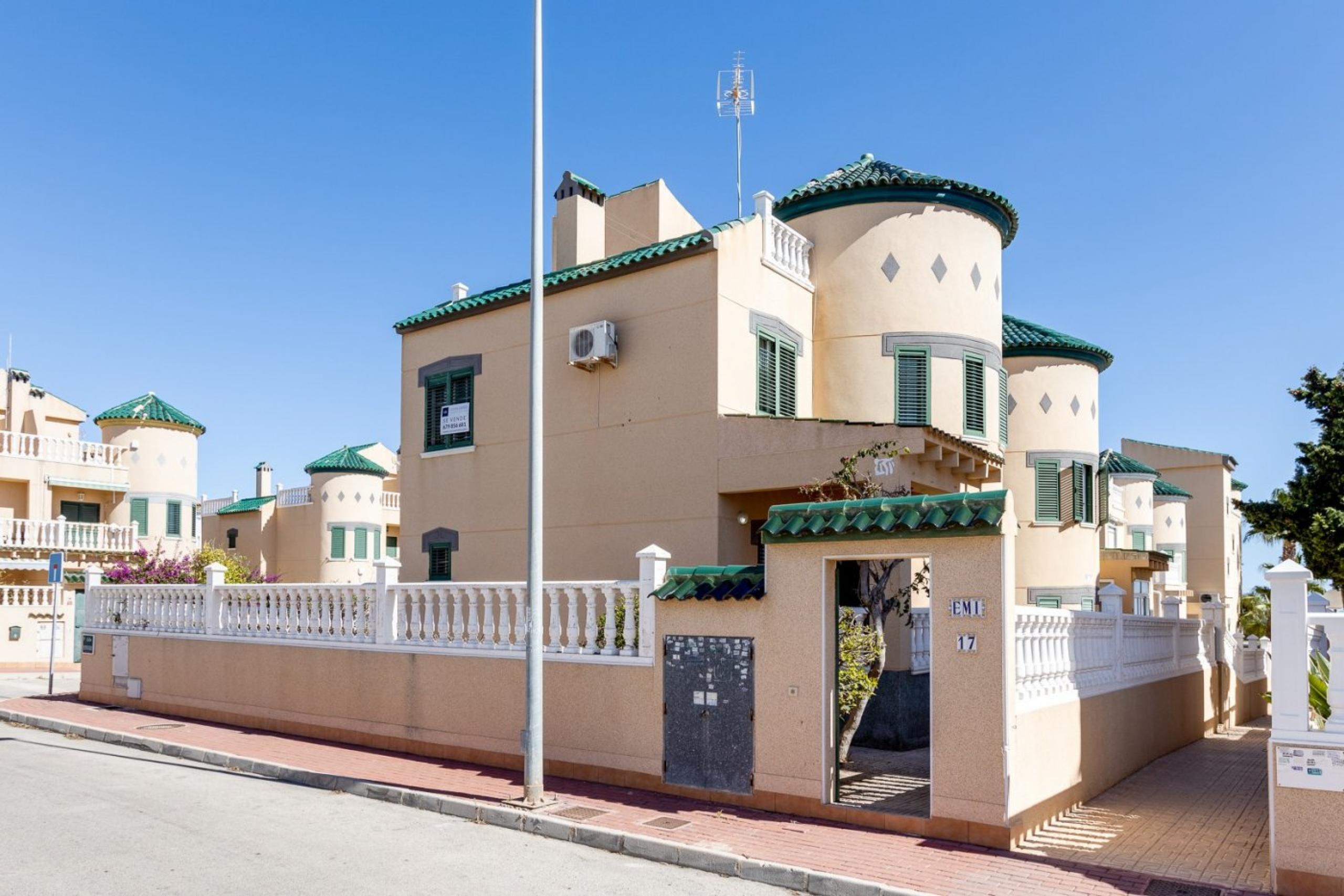 Villa détachée avec vue sur la mer et à moins de 300 mètres de Cala del Moro, Torrevieja.