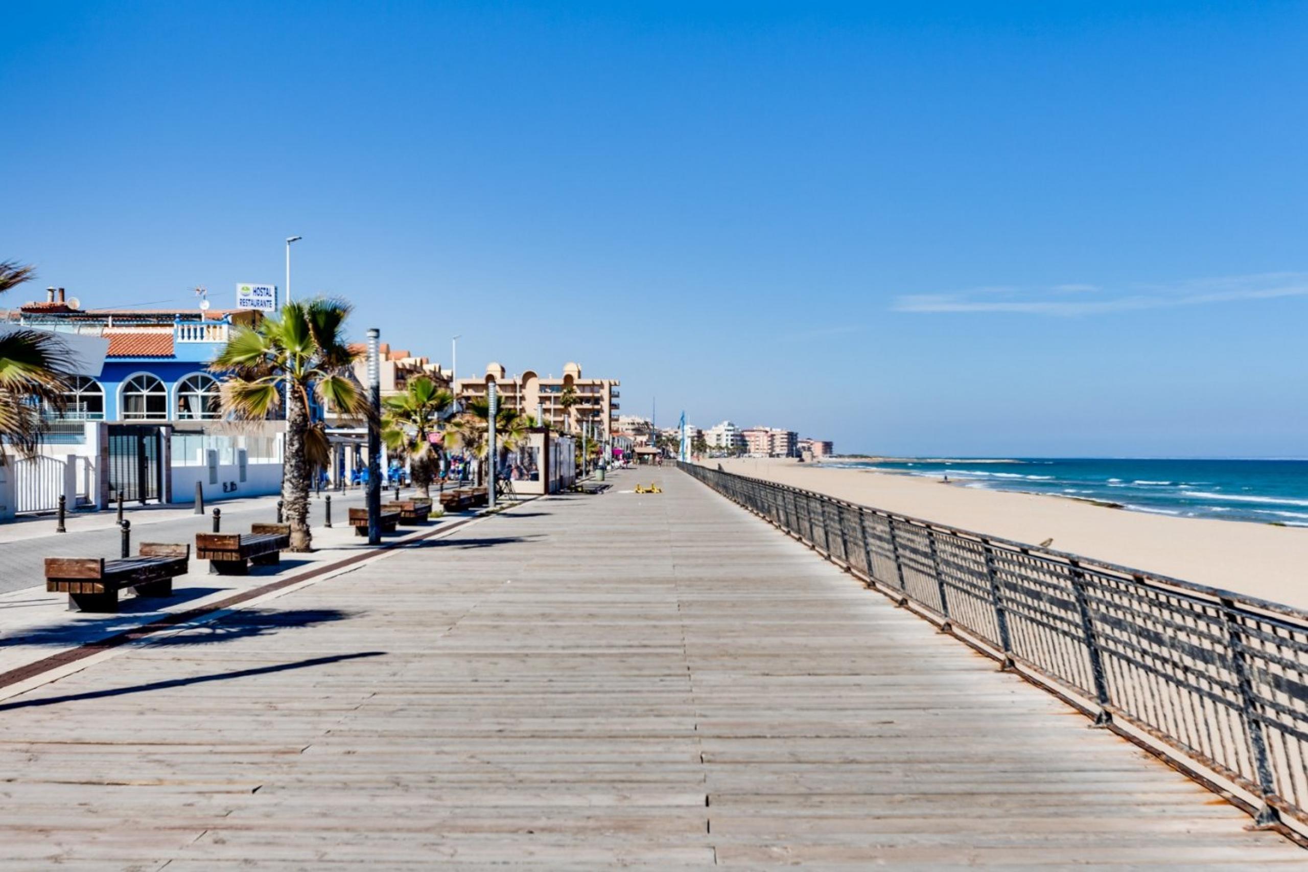 Rez-de-chaussée avec grand porche à La Mata (Torrevieja)