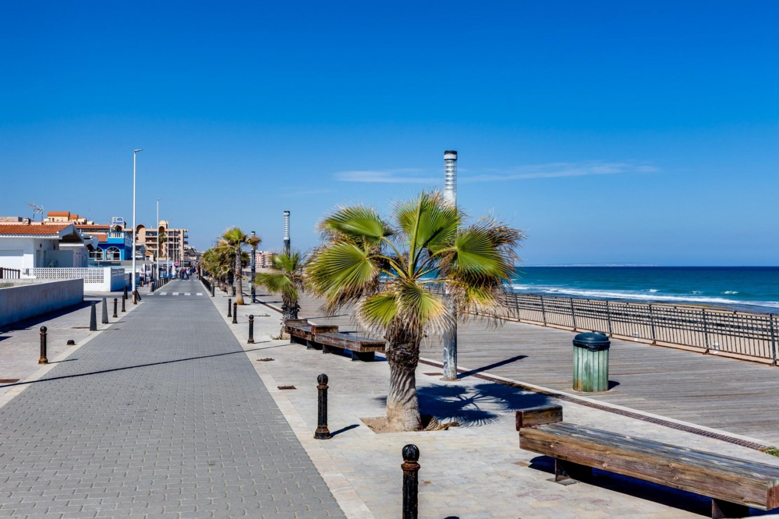 Rez-de-chaussée avec grand porche à La Mata (Torrevieja)