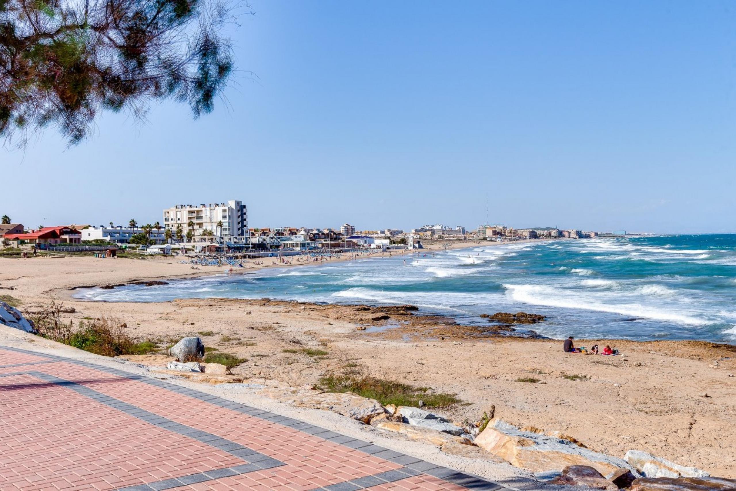 Rez-de-chaussée avec grand porche à La Mata (Torrevieja)