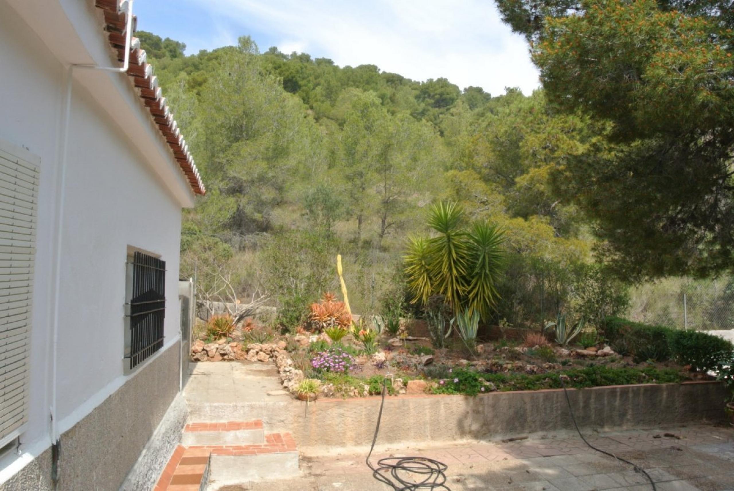 Terrain avec cottage à Nazelra (Valence)