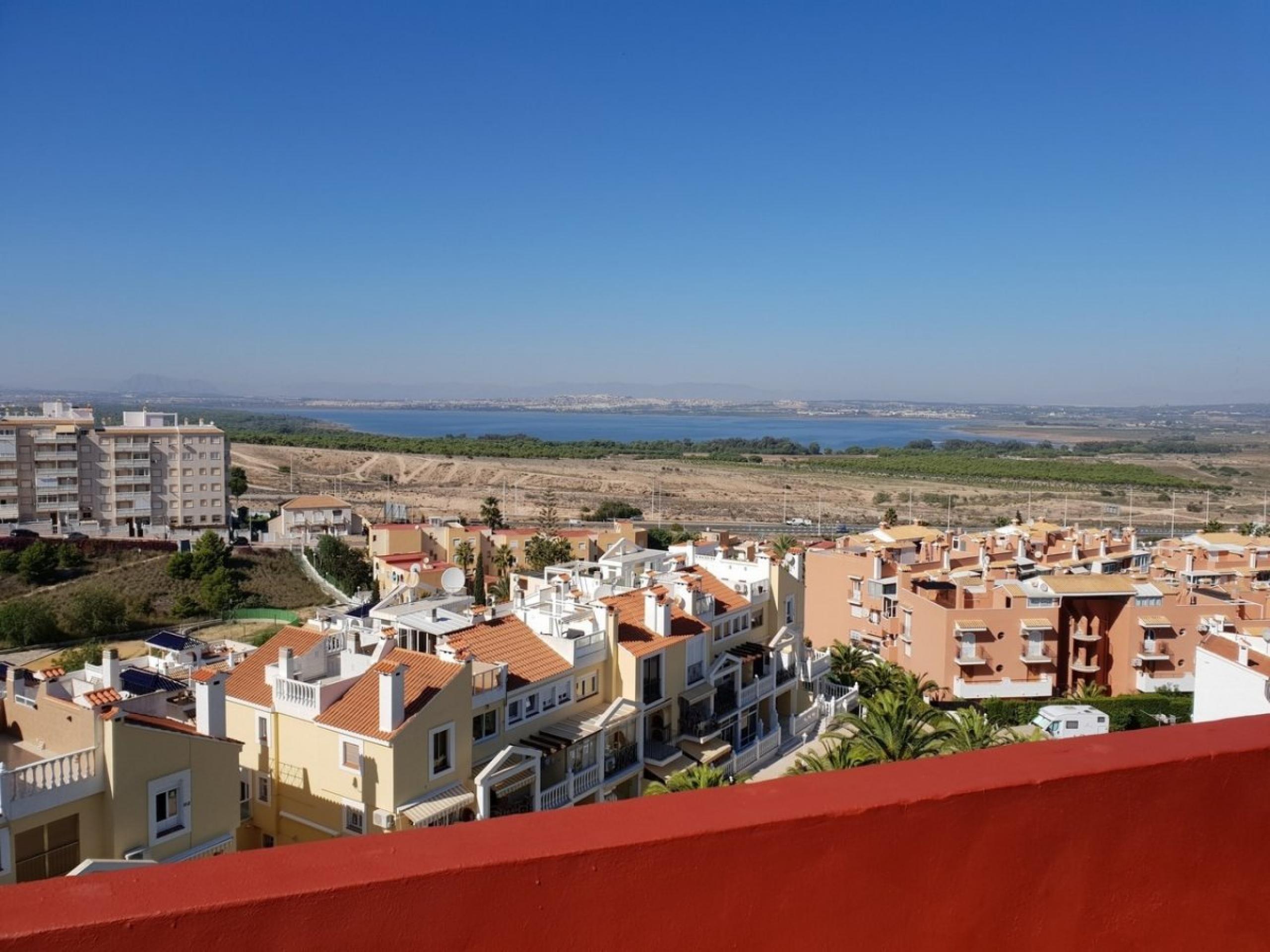 Grand filet rénové avec vue sur la mer en résidentiel avec piscine commune et parking