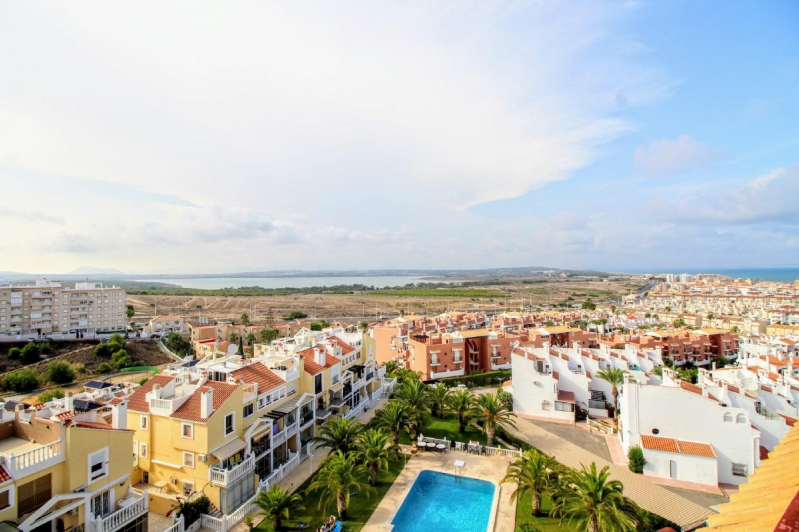 Grand filet rénové avec vue sur la mer en résidentiel avec piscine commune et parking