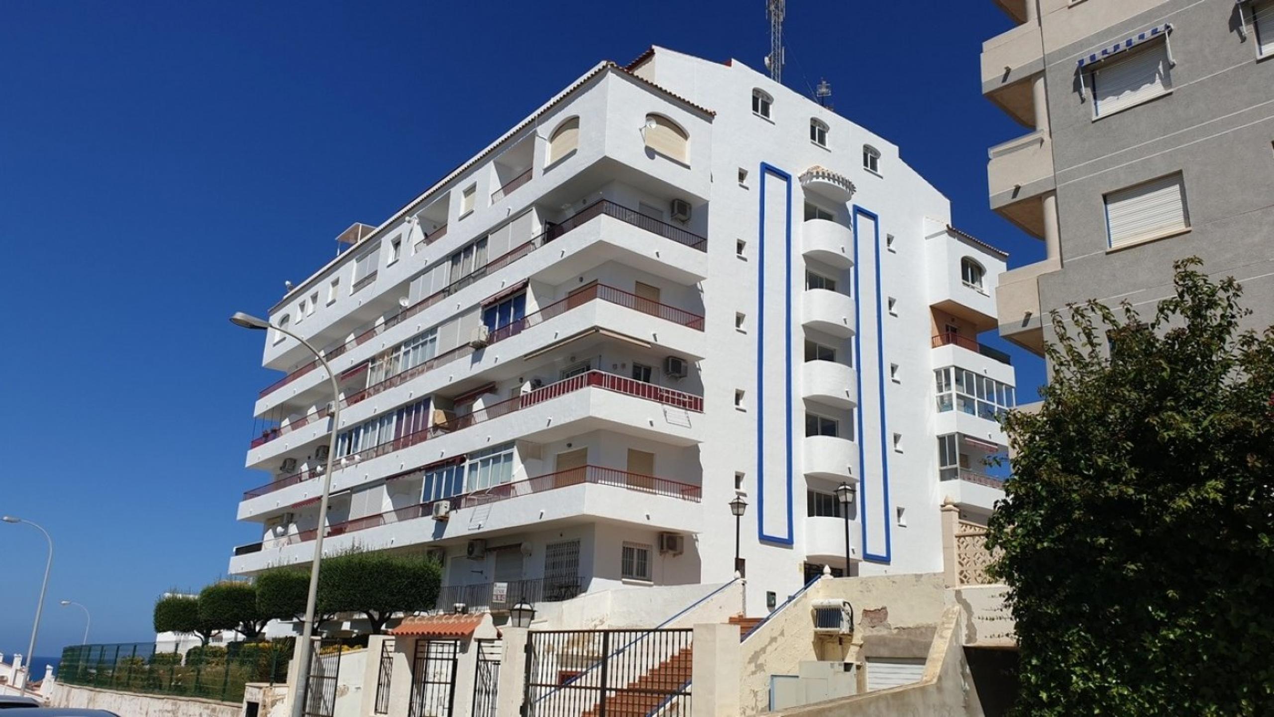 Grand filet rénové avec vue sur la mer en résidentiel avec piscine commune et parking