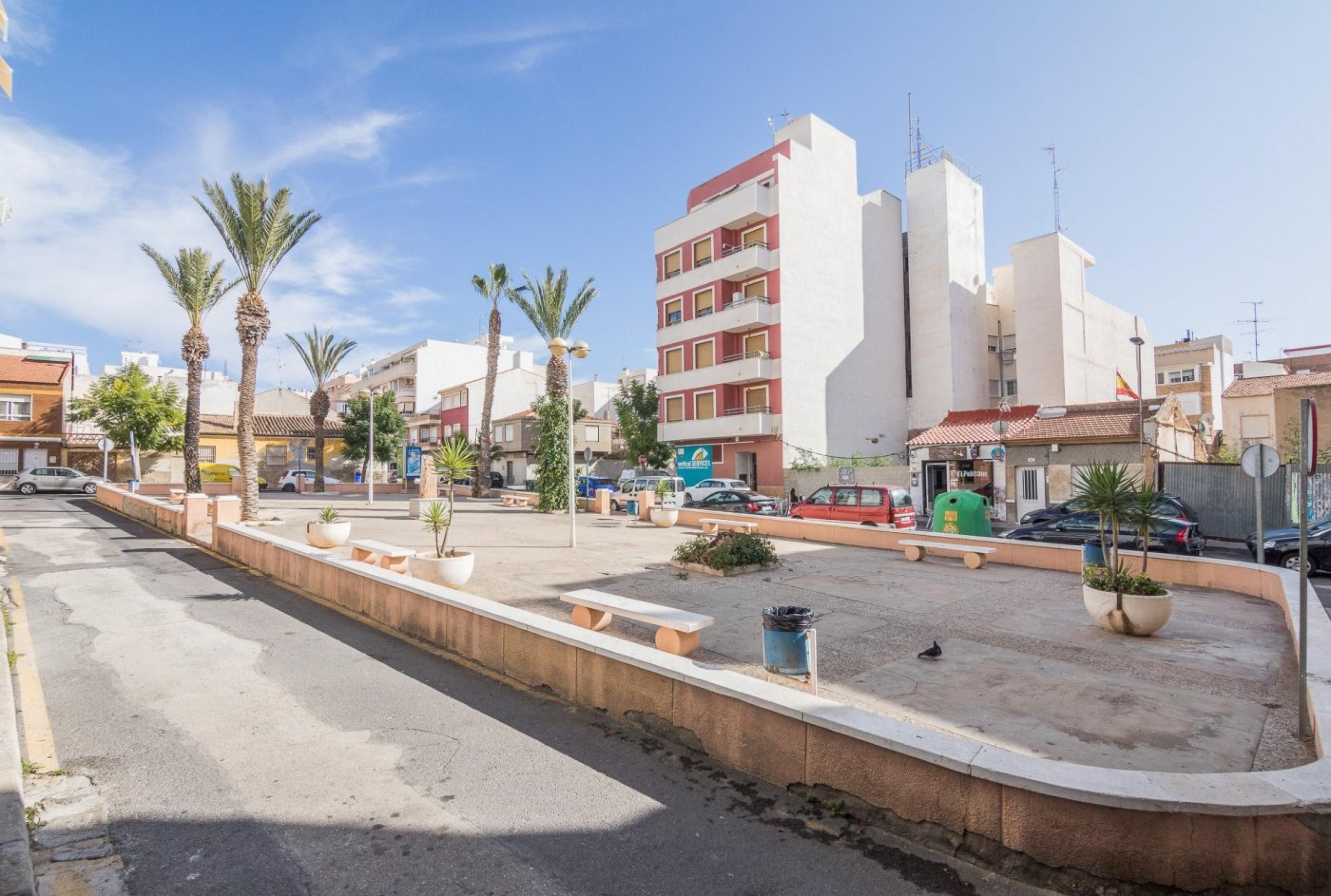 Il vend un bel appartement exposé sud et près de la mer. Nous comprenions une place de parking.