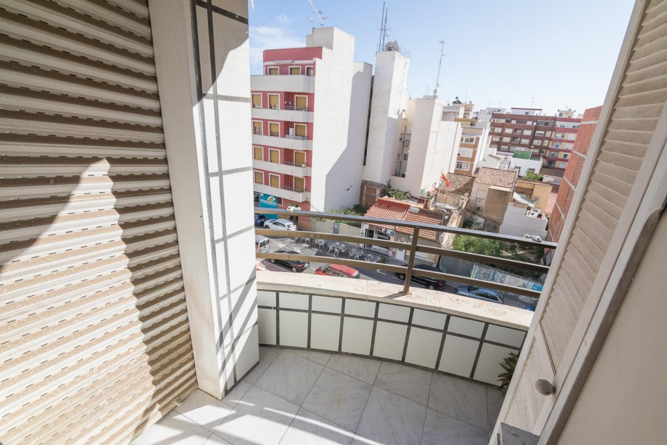 Il vend un bel appartement exposé sud et près de la mer. Nous comprenions une place de parking.