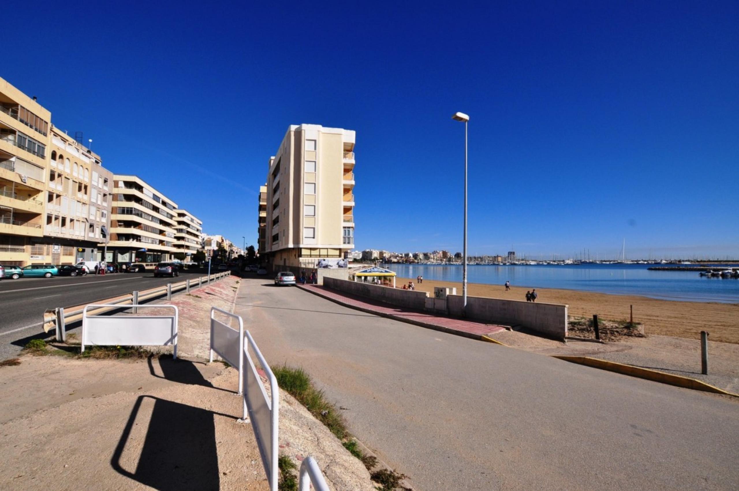 Appartement au rez de chaussée central face à la mer et à la plage des naunections de Torrevieja